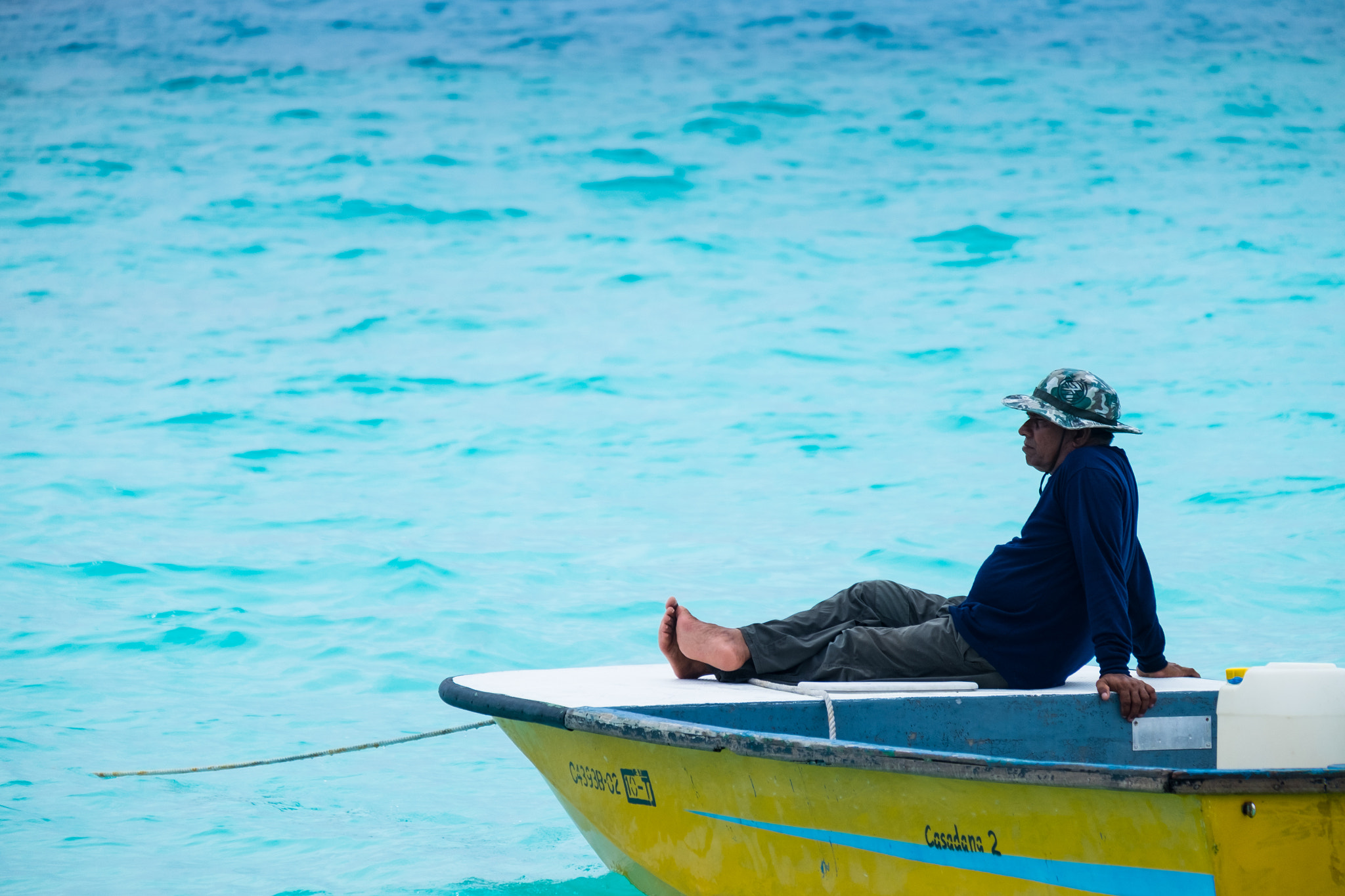 Fujifilm X-E2 + Fujifilm XC 50-230mm F4.5-6.7 OIS sample photo. Maldivian boatman photography