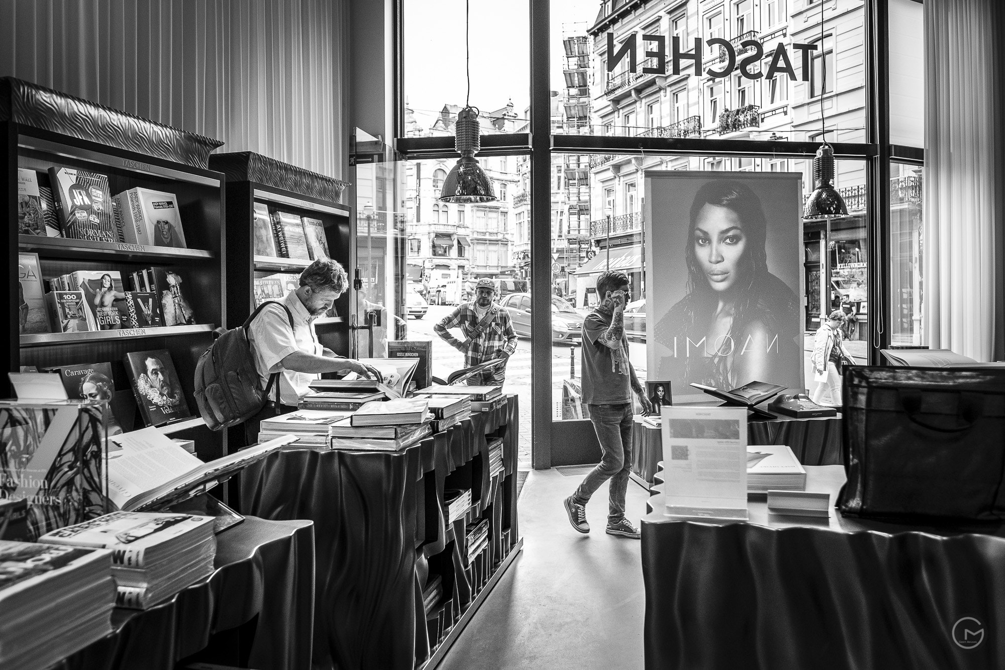 Fujifilm X-E2 + Fujifilm XF 16mm F1.4 R WR sample photo. Taschen bookstore photography