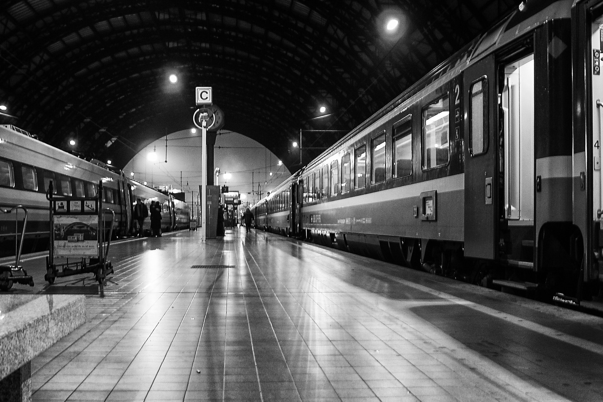 Olympus E-10 sample photo. Central station milan photography