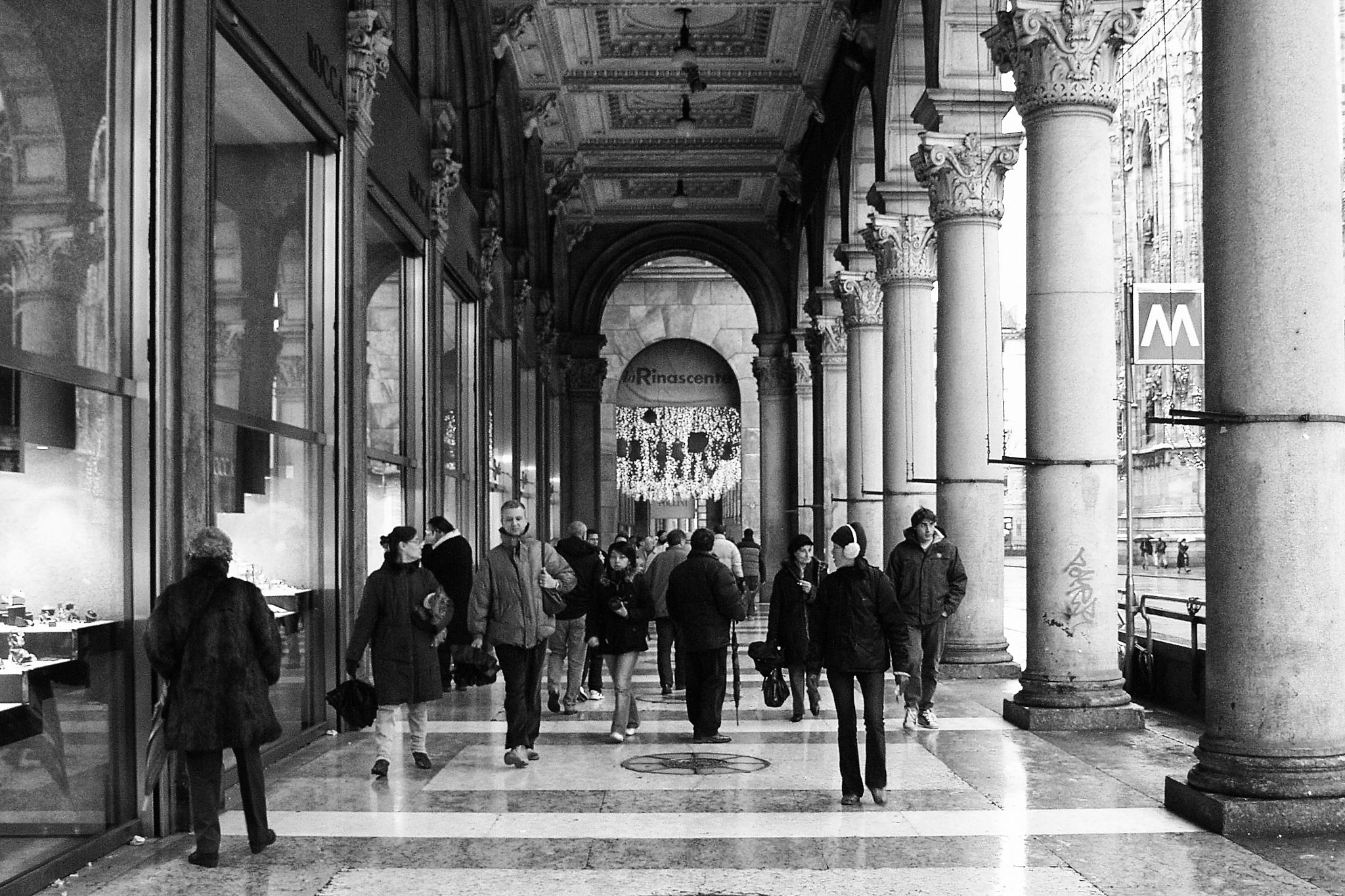 Olympus E-10 sample photo. Shopping in milan photography