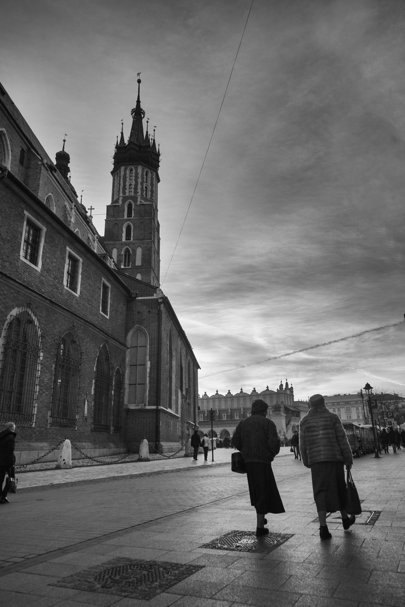 Nikon D600 sample photo. Two older ladies on kraków main square. photography