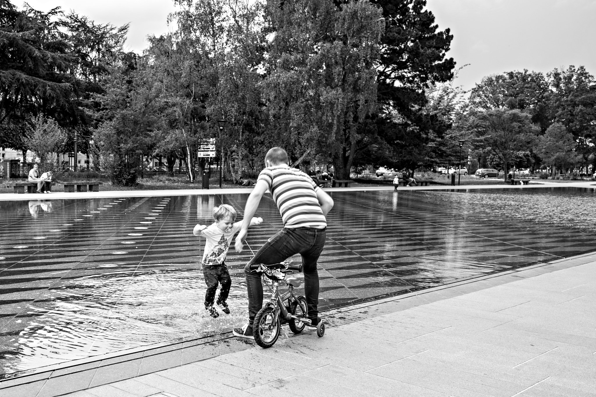 Nikon D700 + AF-S Nikkor 35mm f/1.8G sample photo. Les enfants s'amusent photography