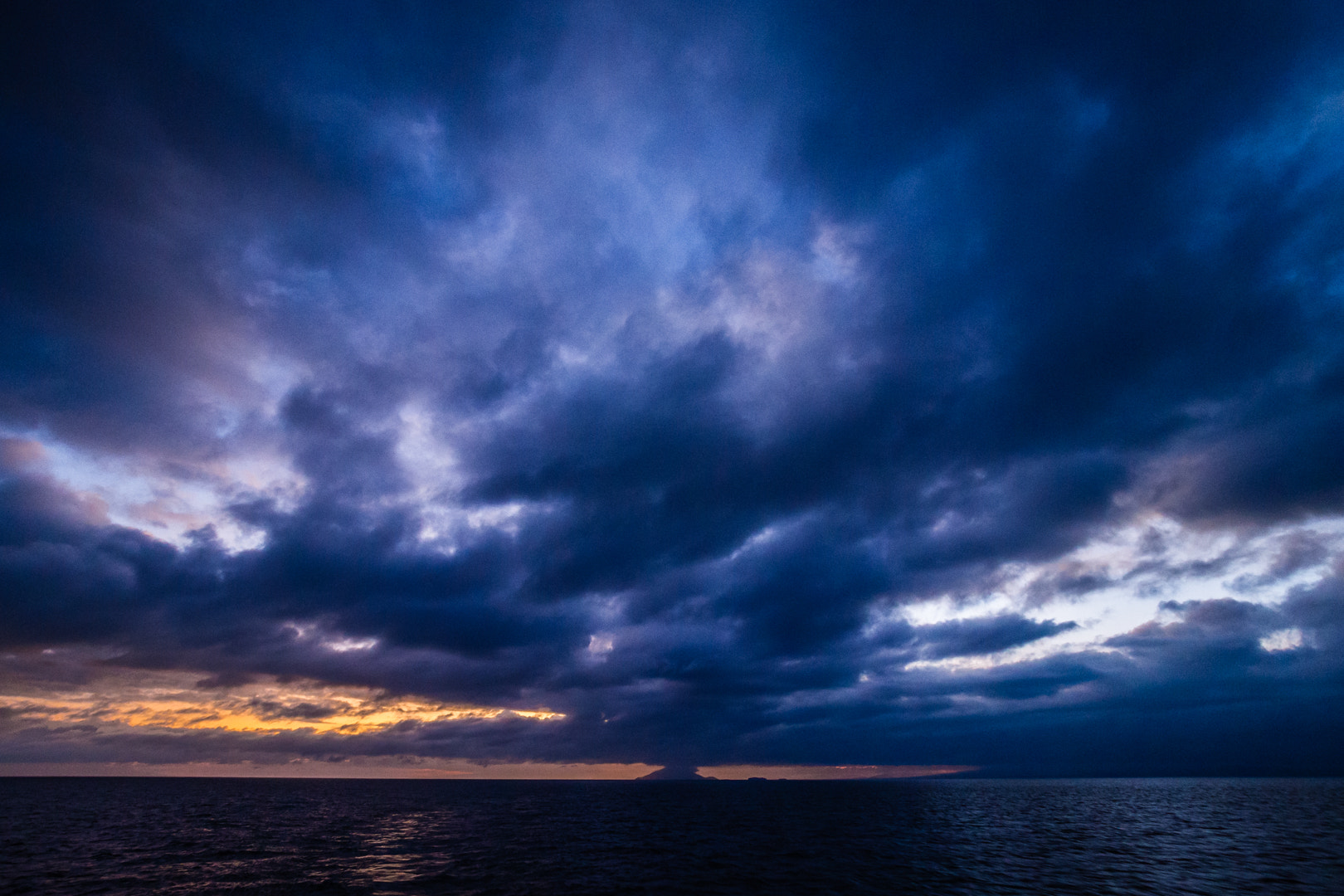 Olympus OM-D E-M5 + Olympus M.Zuiko Digital ED 7-14mm F2.8 PRO sample photo. Jervis volcano/galapagos islands/sunset photography