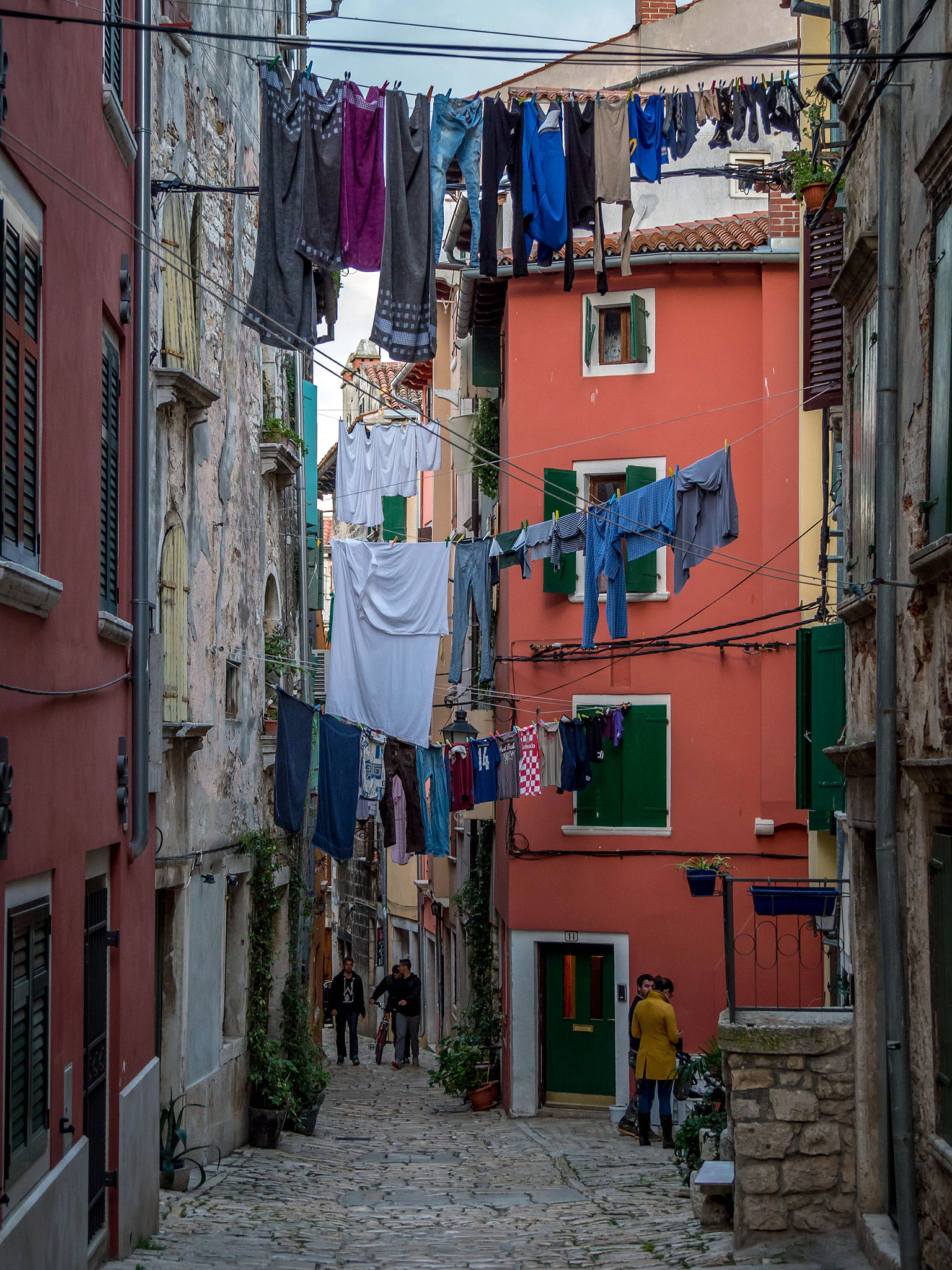 Panasonic Lumix DMC-GH3 sample photo. Laundry alley photography