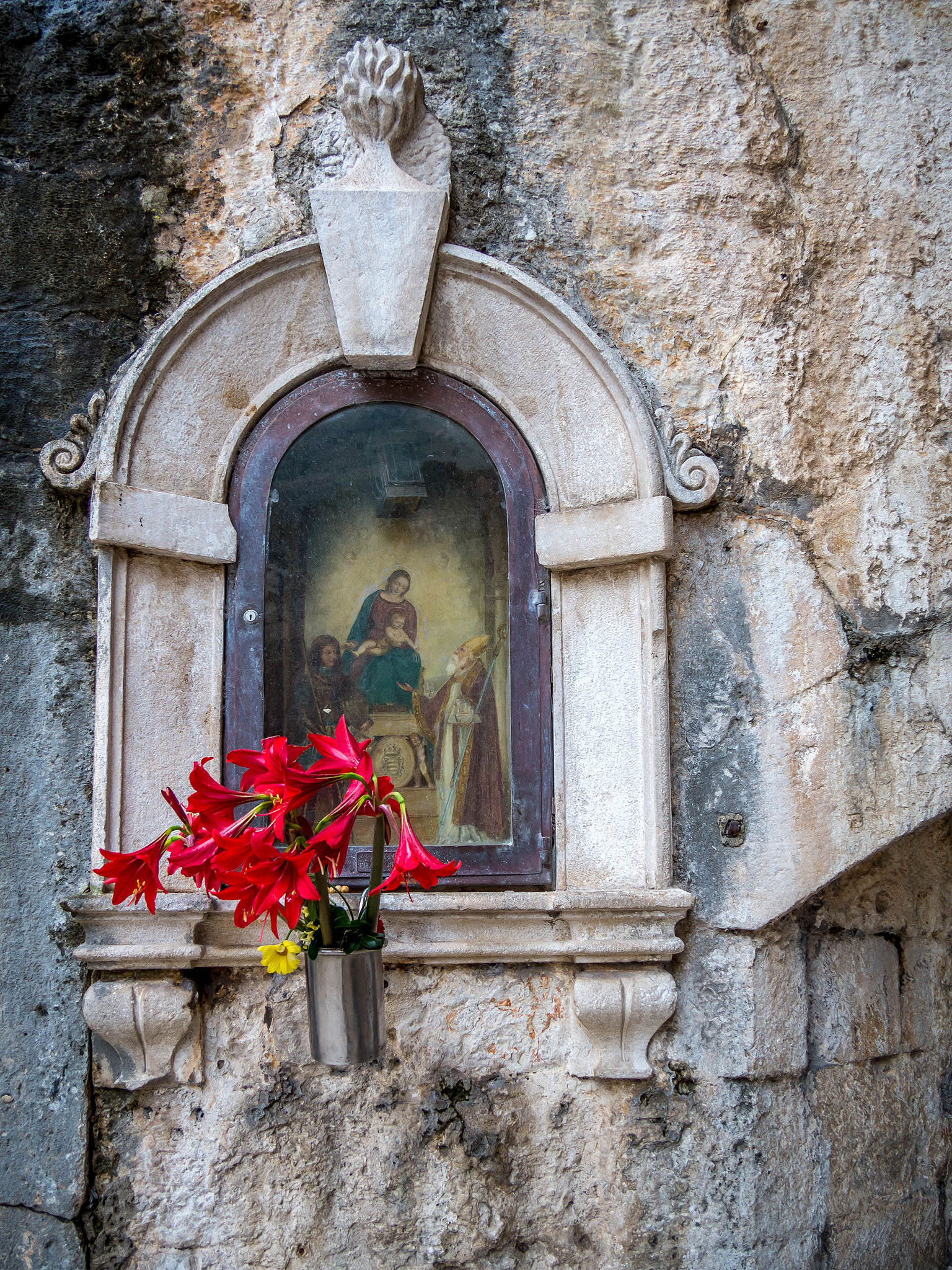 Panasonic Lumix DMC-GH3 sample photo. Shrine inside pile gate dubrovnik photography