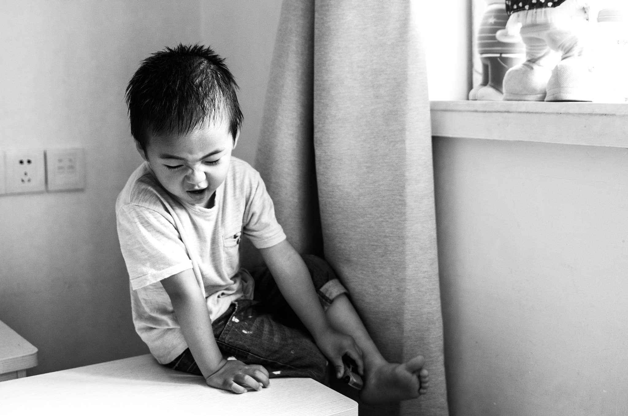 Pentax K-5 IIs sample photo. Playing on a bedstand photography