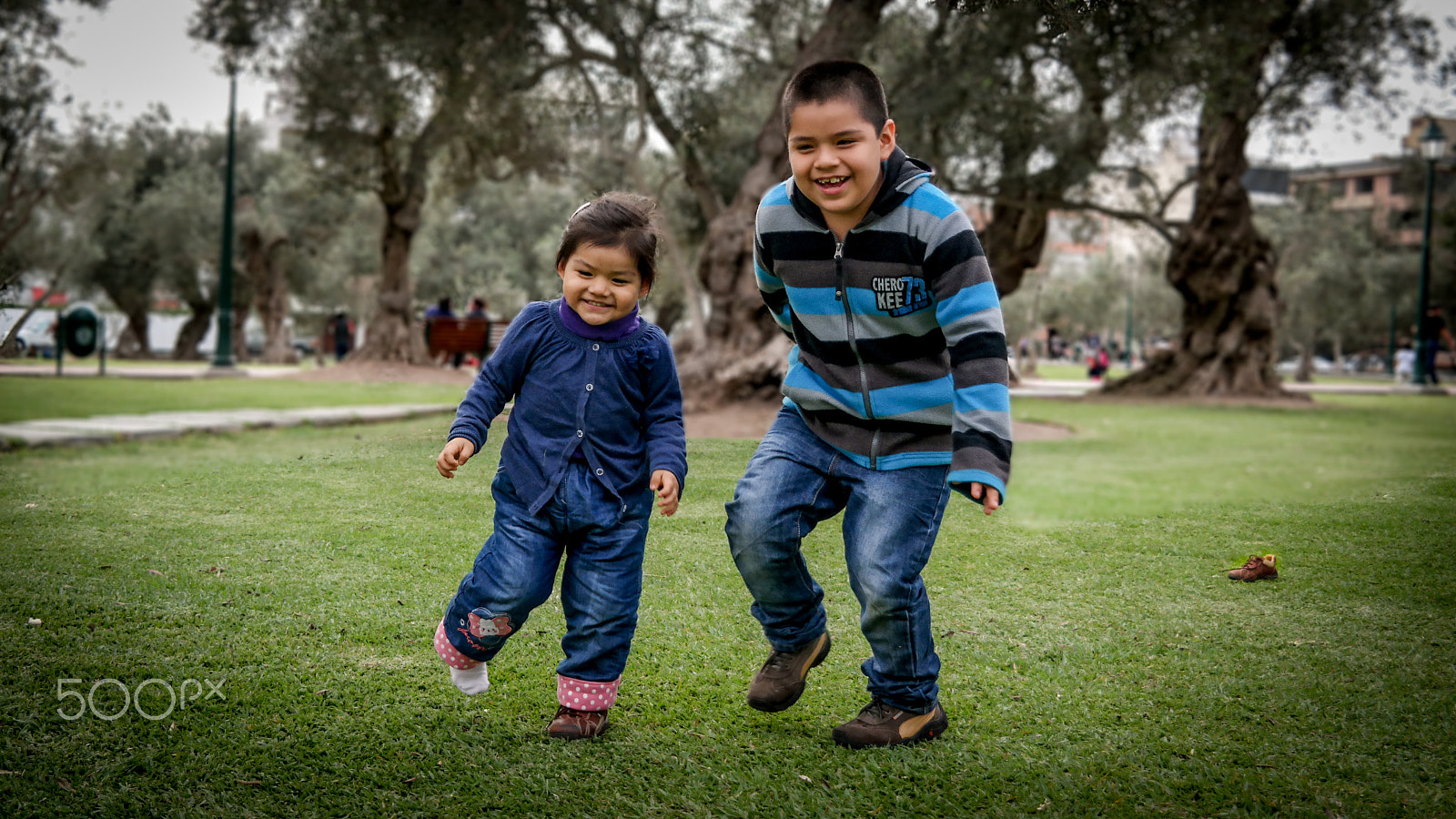 Samsung NX30 + NX 18-55mm F3.5-5.6 sample photo. Siblings photography
