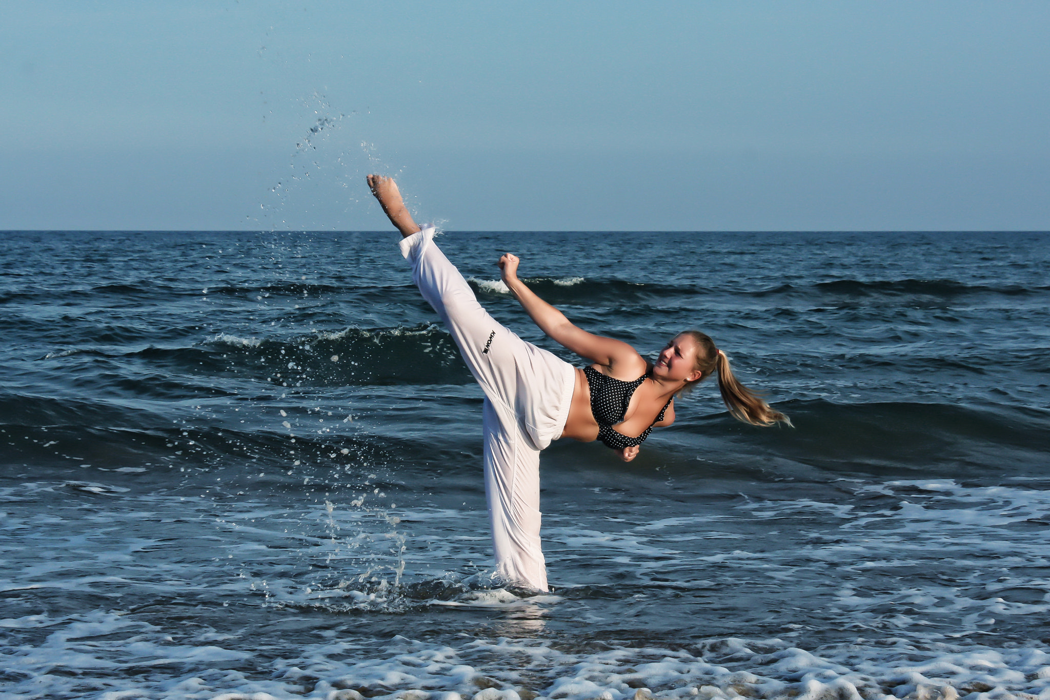Canon EOS 40D sample photo. Kick in the sea photography