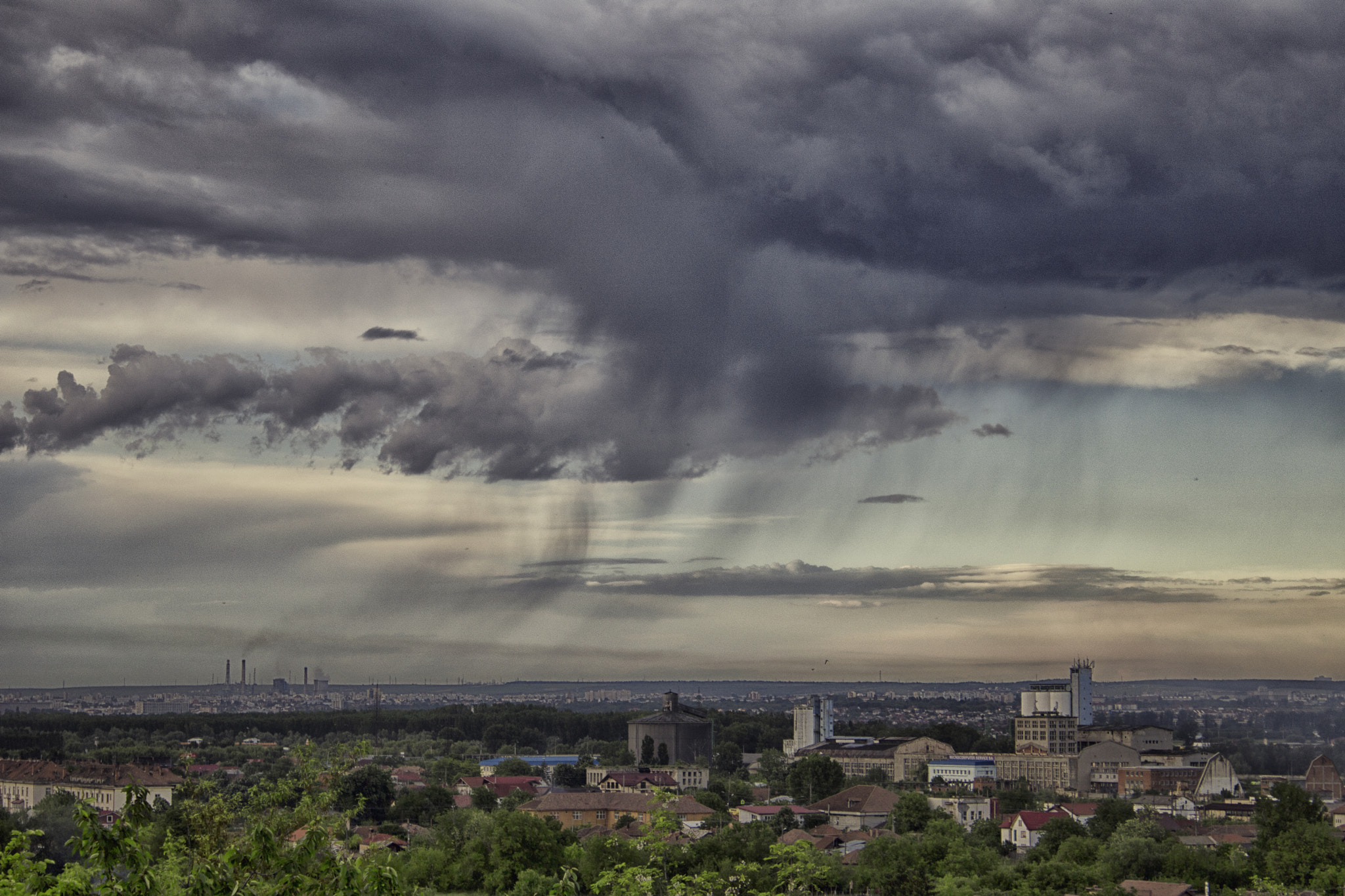 Canon EOS 750D (EOS Rebel T6i / EOS Kiss X8i) sample photo. Storm over the city photography