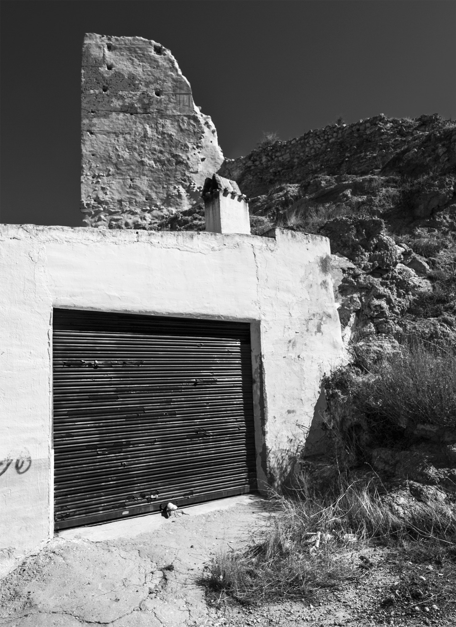 Leica Digilux 3 sample photo. 14 de mayo - castillo con garaje photography