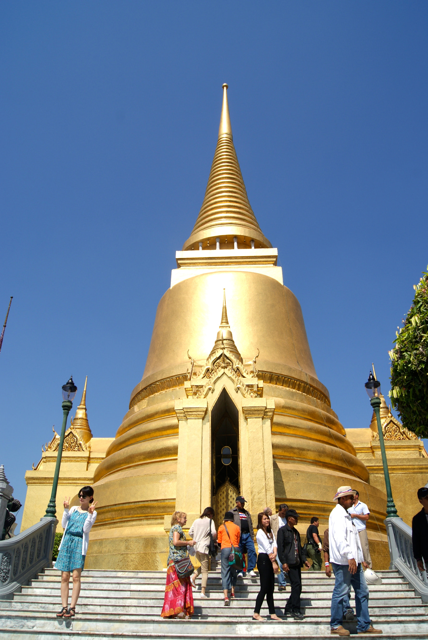 Sony Alpha DSLR-A330 + Sony DT 18-55mm F3.5-5.6 SAM sample photo. Bangkok temple photography