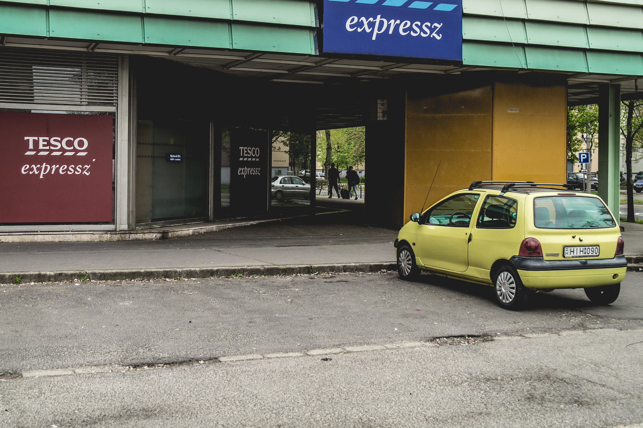 Samsung NX10 sample photo. On the streets of budapest photography