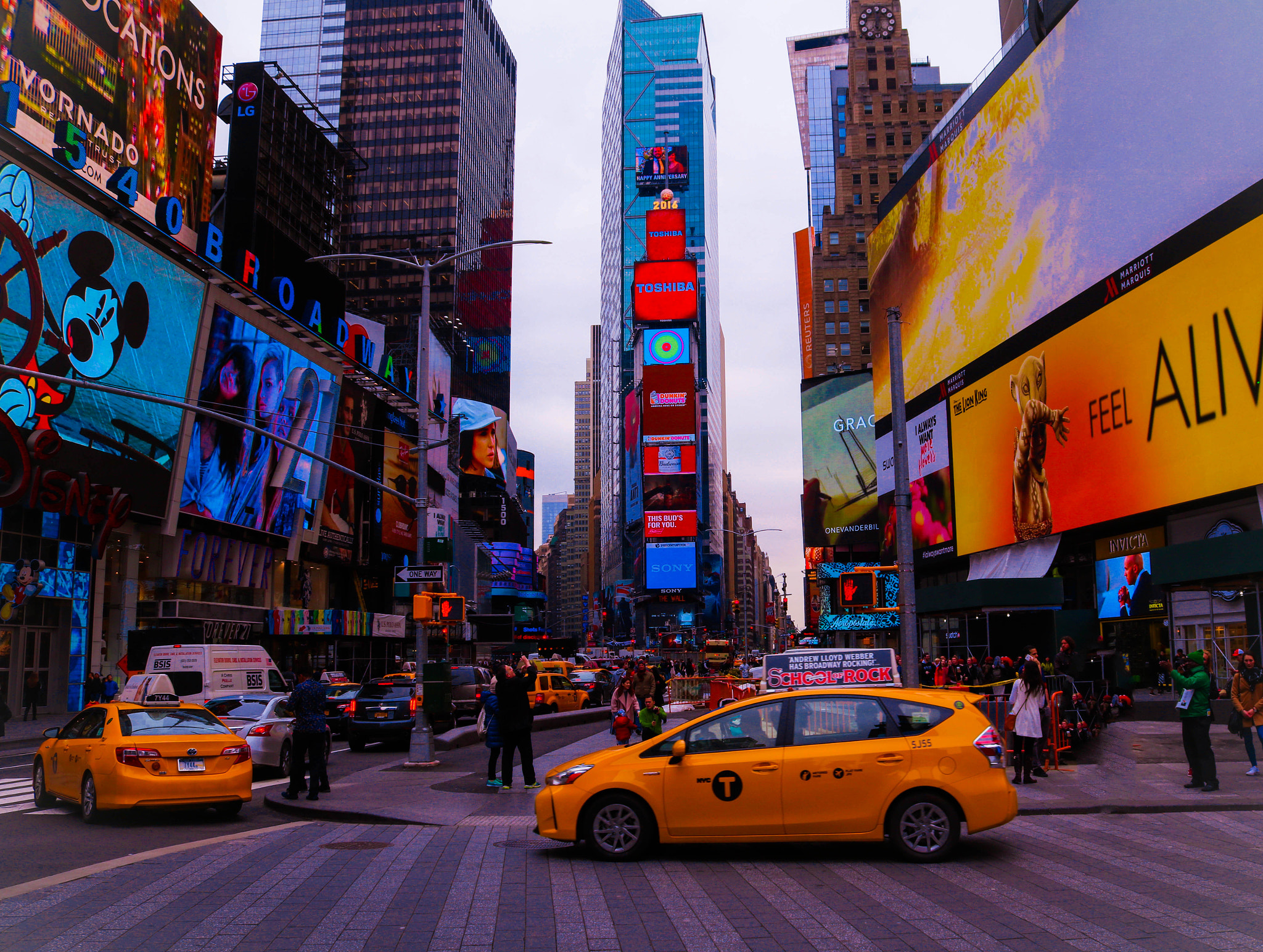 Canon EOS 750D (EOS Rebel T6i / EOS Kiss X8i) sample photo. Time square photography