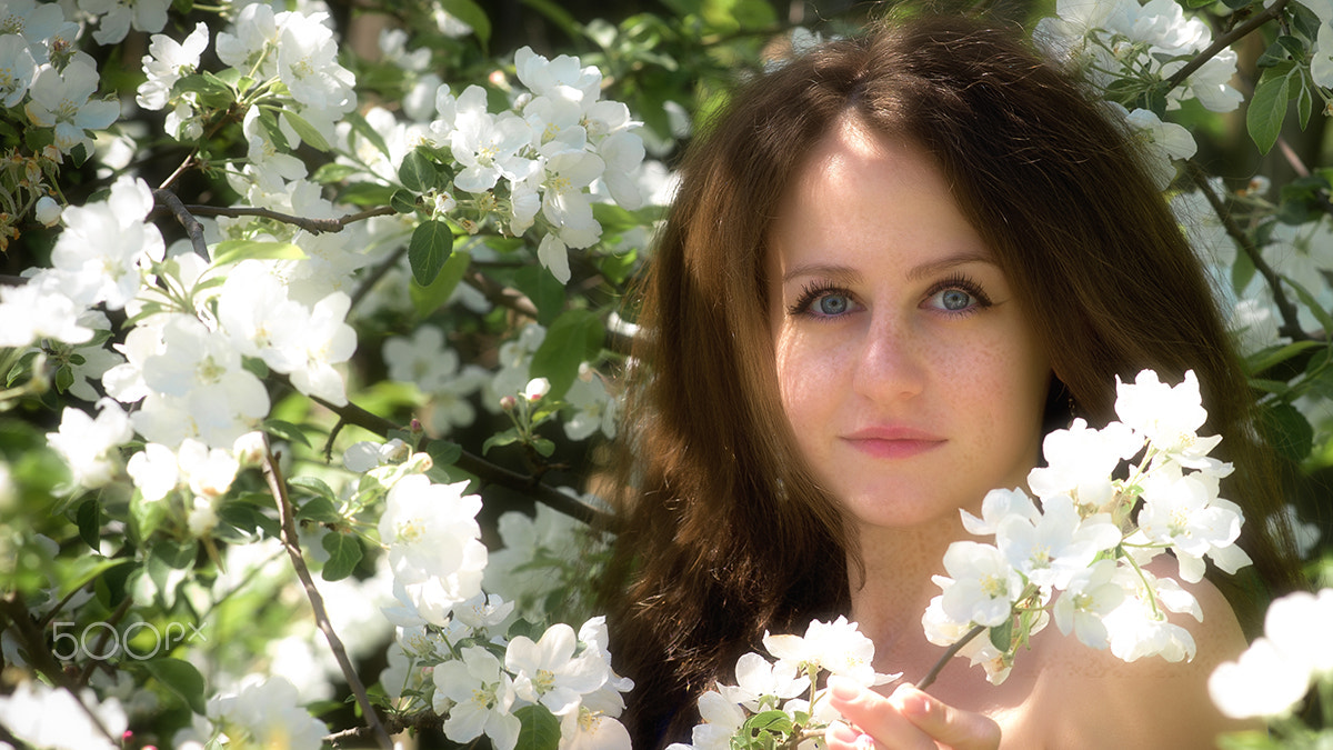 AF Zoom-Nikkor 80-200mm f/2.8 ED sample photo. Girl, flowers, freckles photography