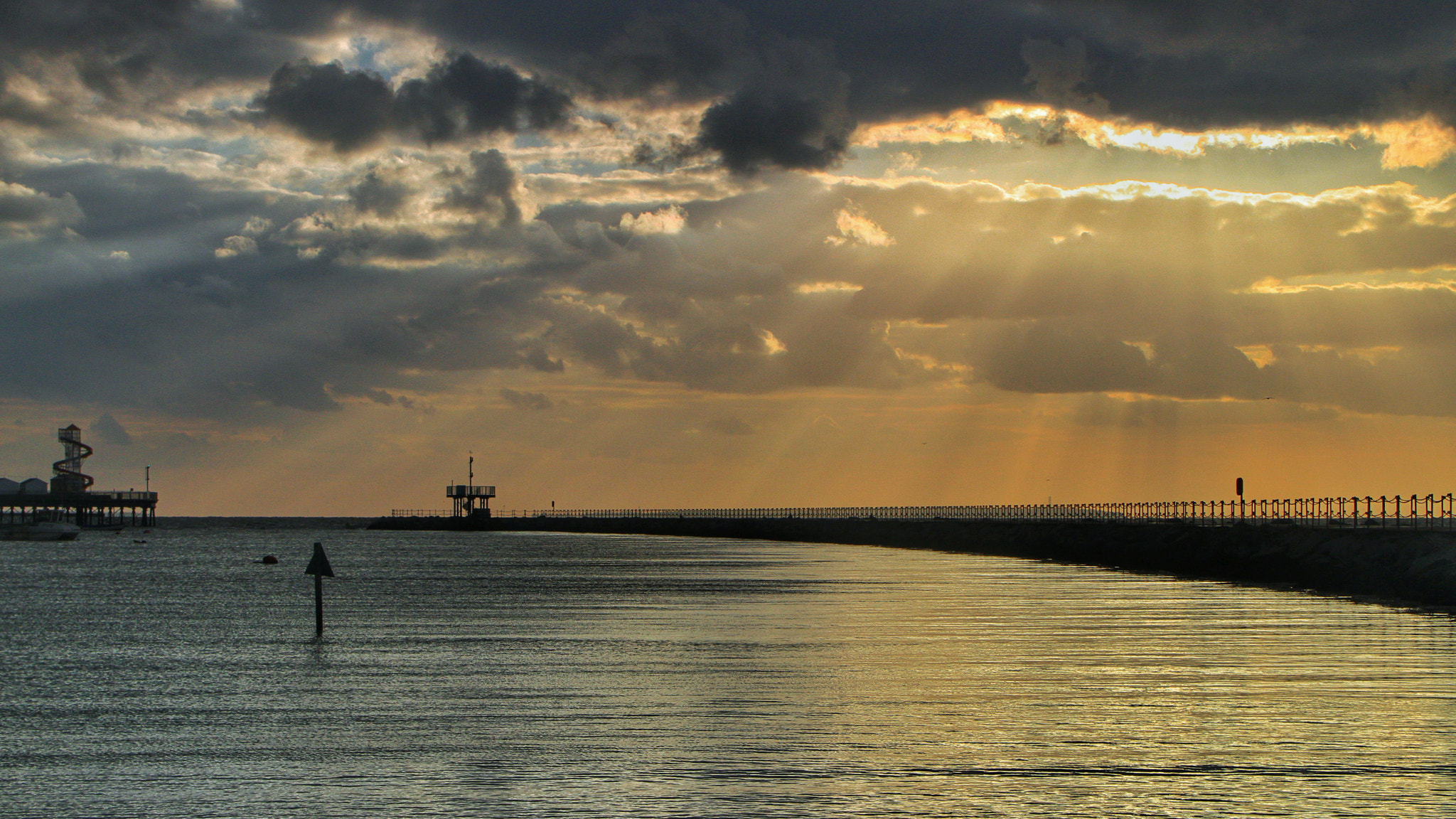 Canon EOS 7D + Canon 18-270mm sample photo. Sun going down over herne bay photography