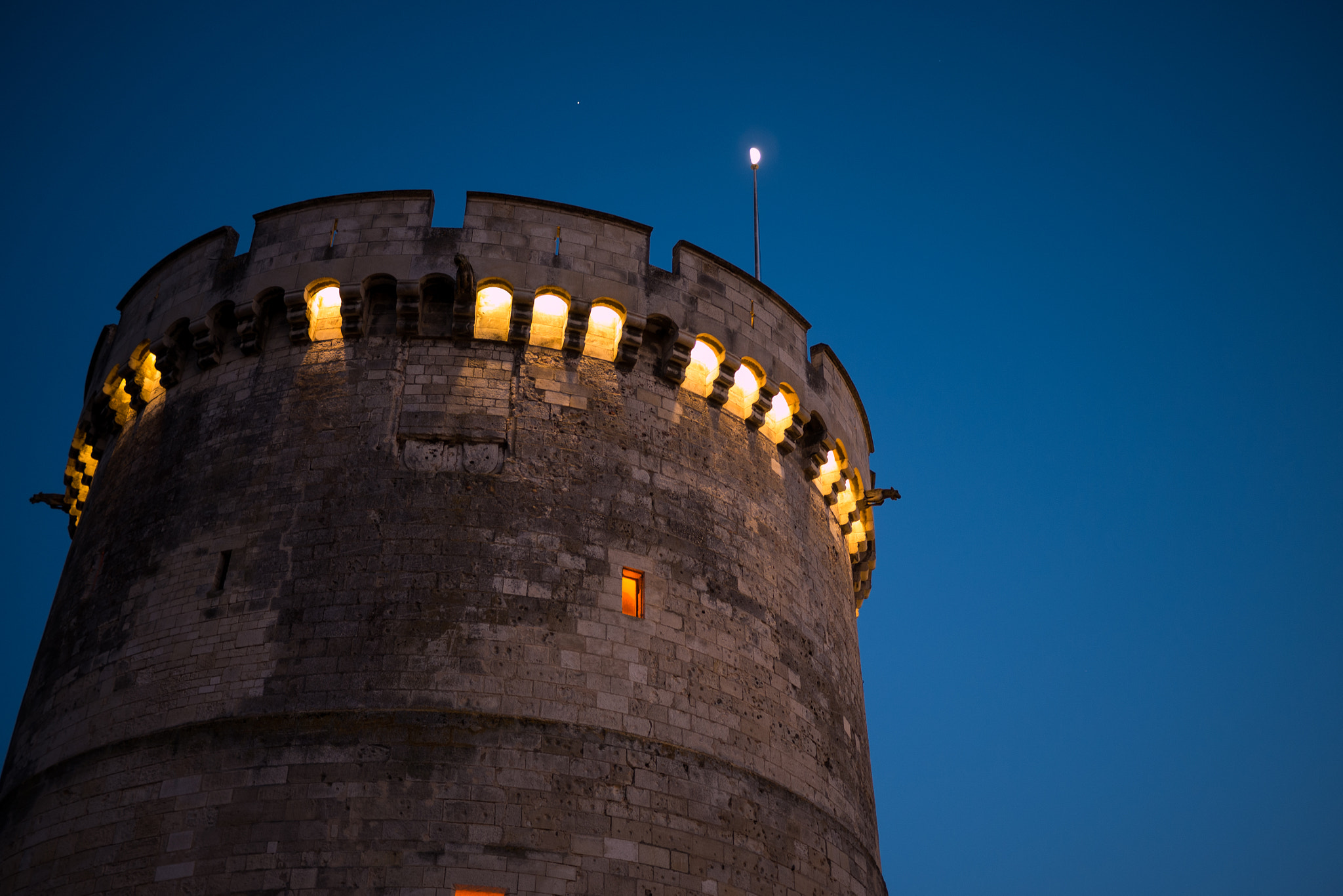 Panasonic Lumix DMC-G7 + LUMIX G 20/F1.7 II sample photo. Hissez la lune sur le mât de la tour ! photography