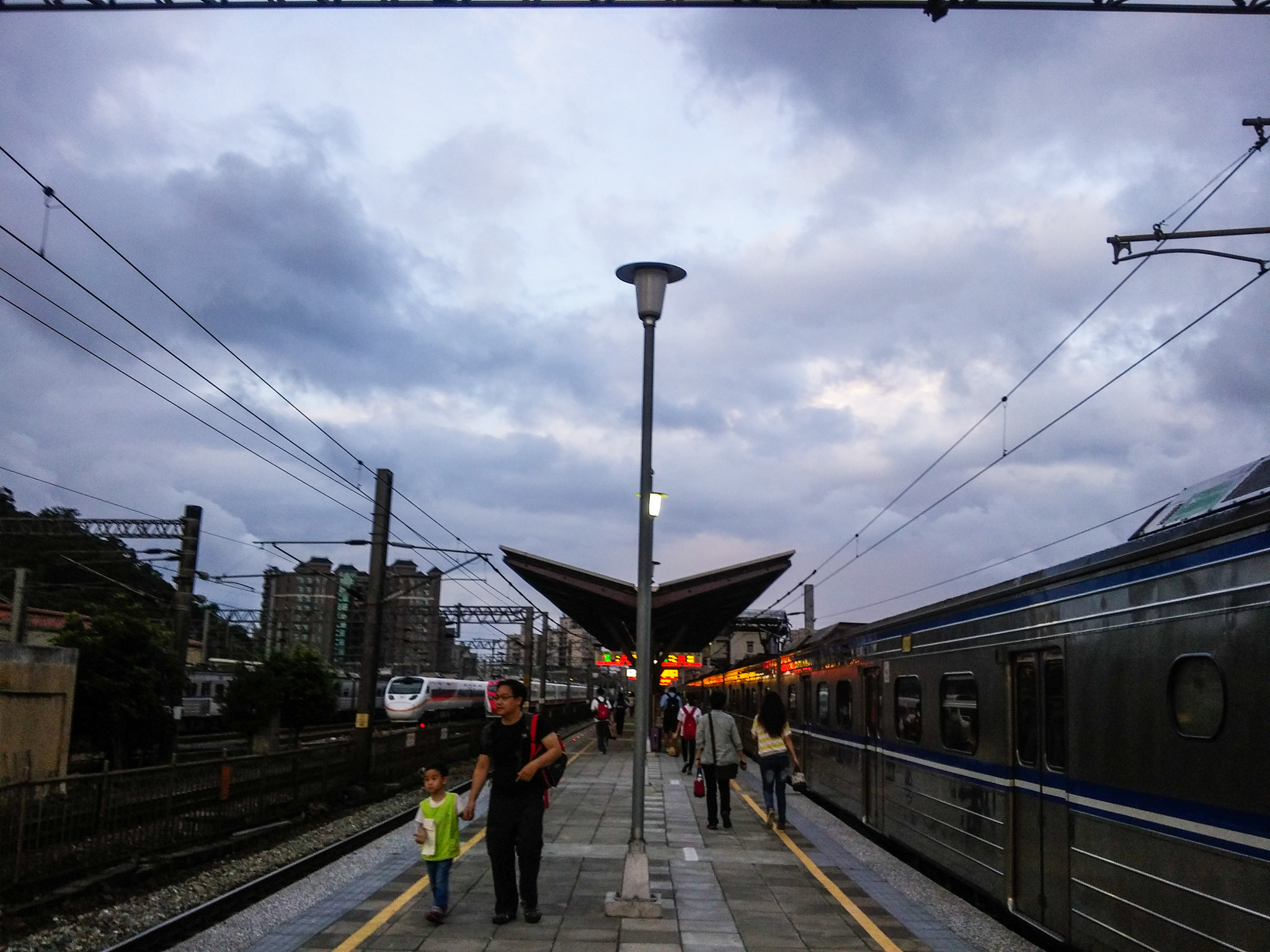 LG G Pro2 sample photo. Train station photography