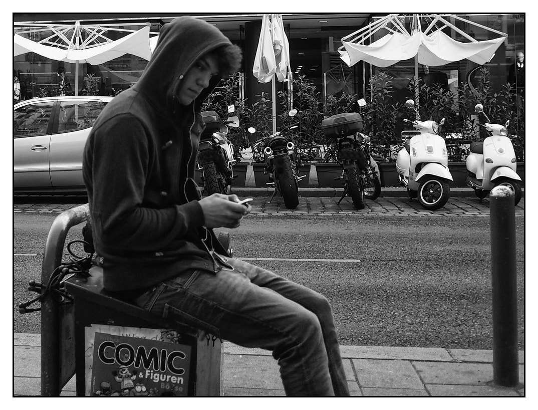 Olympus M.Zuiko Digital 17mm F2.8 Pancake sample photo. Comic photography