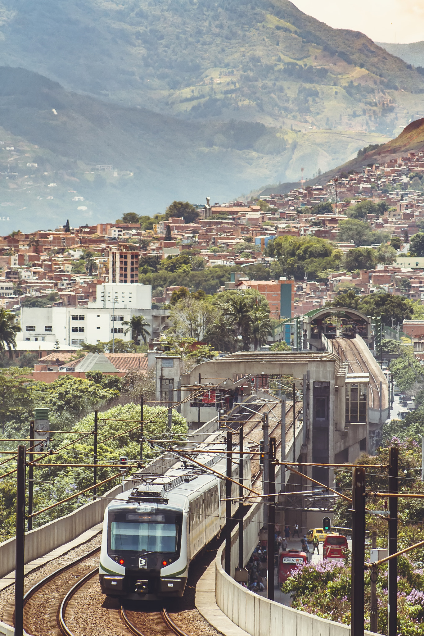 Canon EF 75-300mm f/4-5.6 USM sample photo. Metro de medellín photography