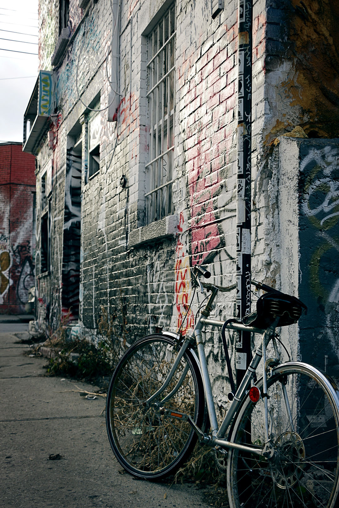 Canon EF-S 18-135mm F3.5-5.6 IS STM sample photo. Bicycle in montréal photography
