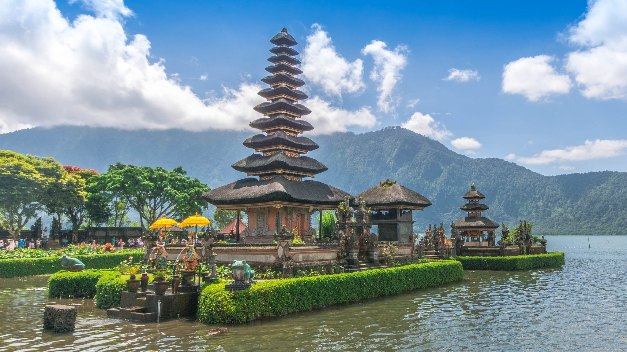 Minolta AF 28-80mm F3.5-5.6 II sample photo. Ulun danu temple (temple on lake)... photography