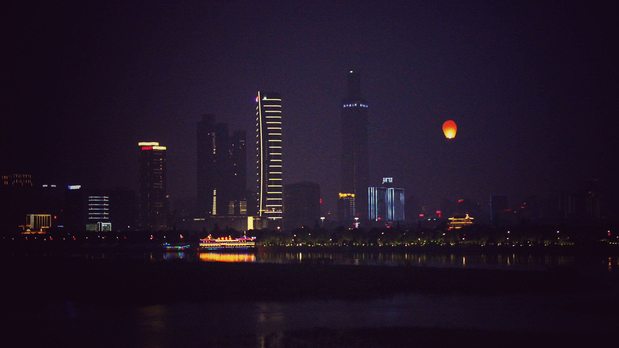 Canon EF-S 18-135mm F3.5-5.6 IS sample photo. 夜晚的湘江边，放烟花之前，却不如这一抹孔明灯。 photography