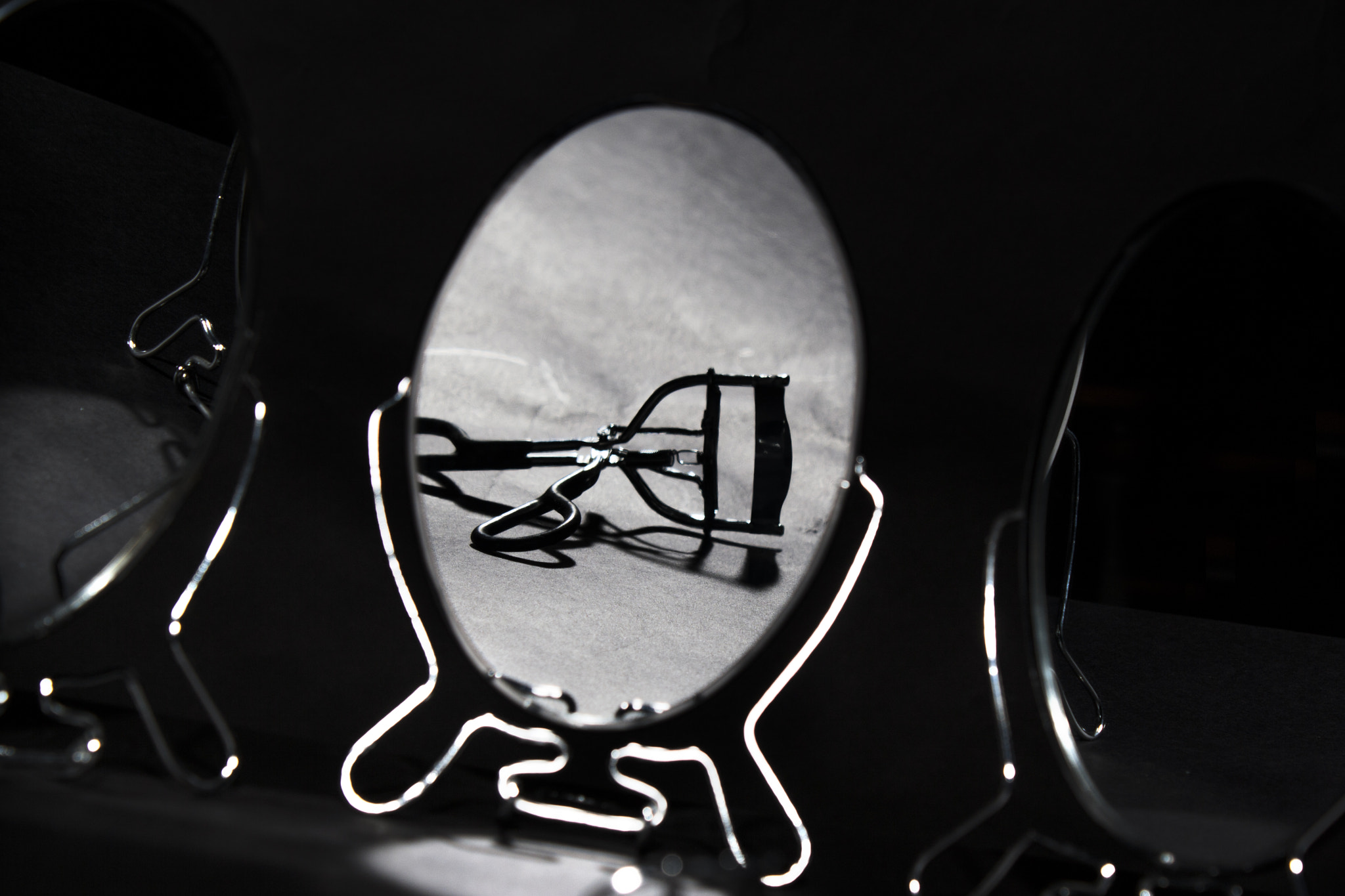 Canon EOS 1000D (EOS Digital Rebel XS / EOS Kiss F) sample photo. A reflection , a contraption and society. photography