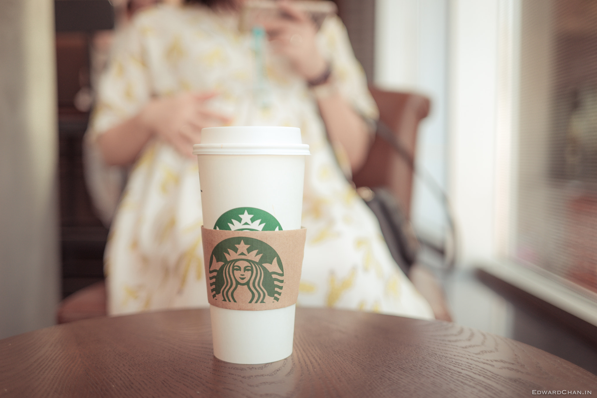 E 35mm F2 sample photo. In coffee shop photography