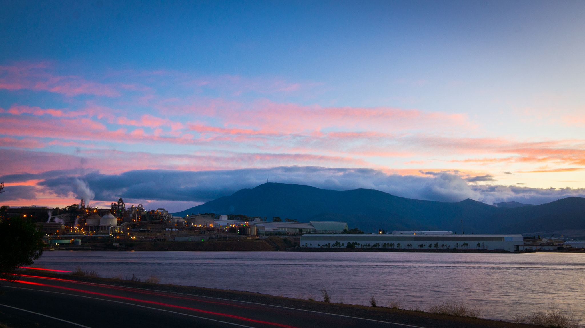 Sony Alpha NEX-5N + Sigma 19mm F2.8 EX DN sample photo. Rush to work photography