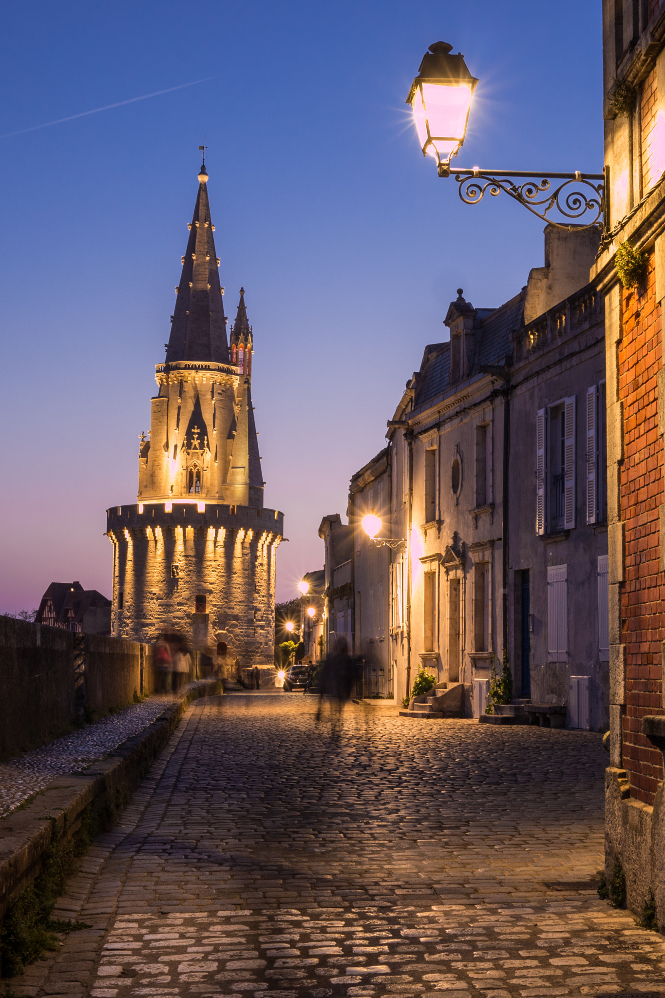 Panasonic Lumix DMC-G7 + LUMIX G 20/F1.7 II sample photo. Ruelle, tour et lampadaire @la rochelle photography