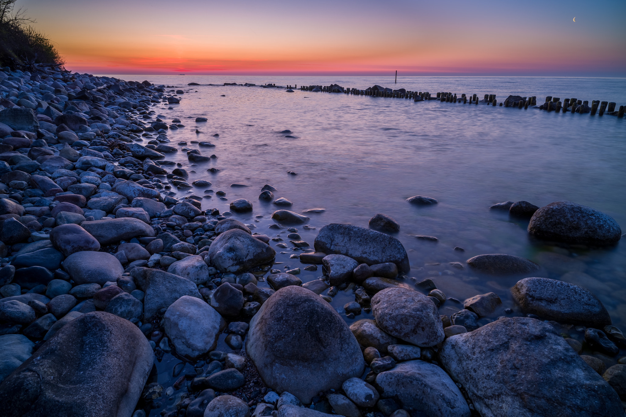 Leica Super-Elmar-M 21mm F3.4 ASPH sample photo. Blue hour at the coastline of sassnitz, rügen photography