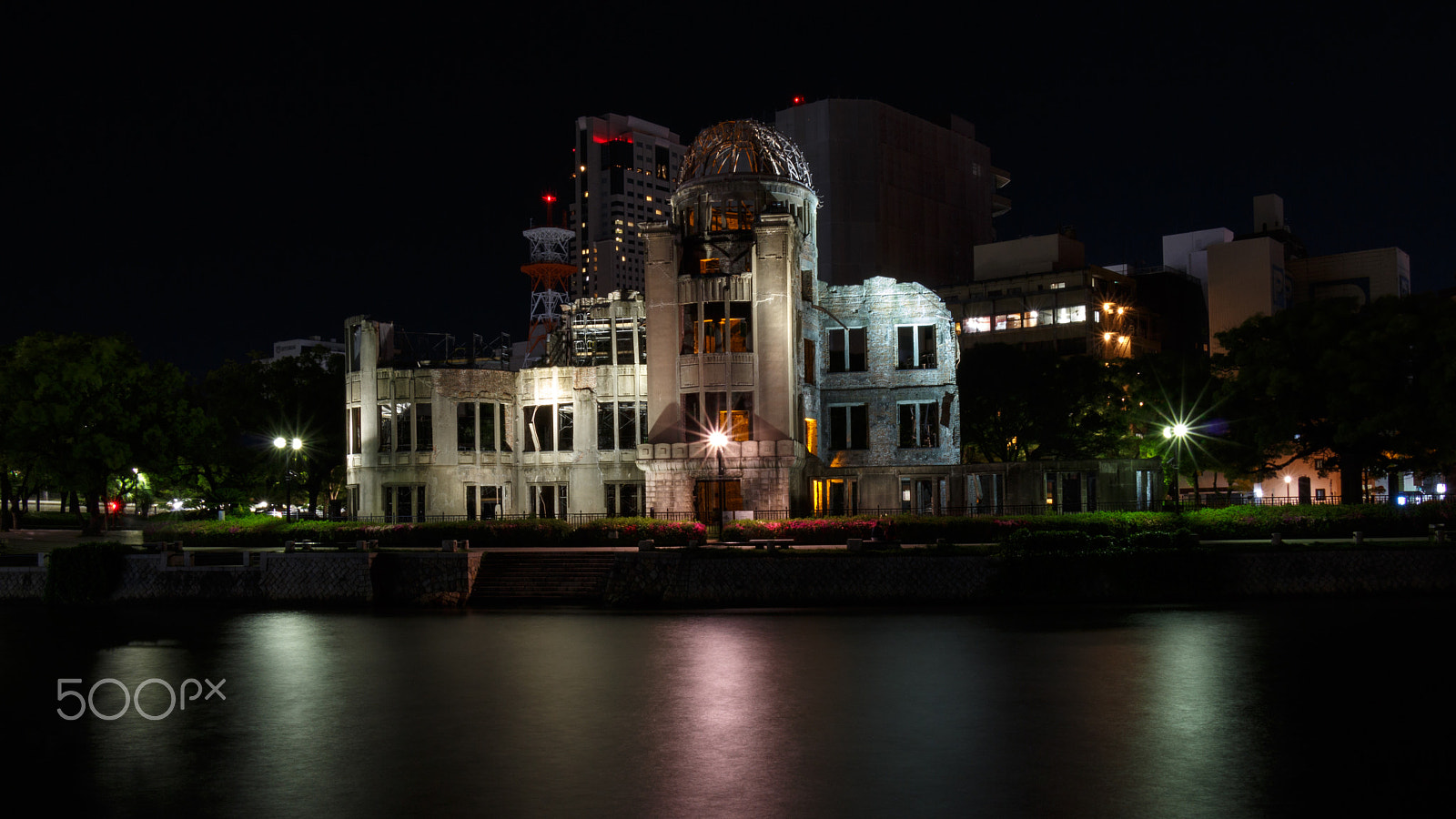 Canon EOS 700D (EOS Rebel T5i / EOS Kiss X7i) + Canon EF-S 18-135mm F3.5-5.6 IS STM sample photo. Hiroshima peace memorial at night photography
