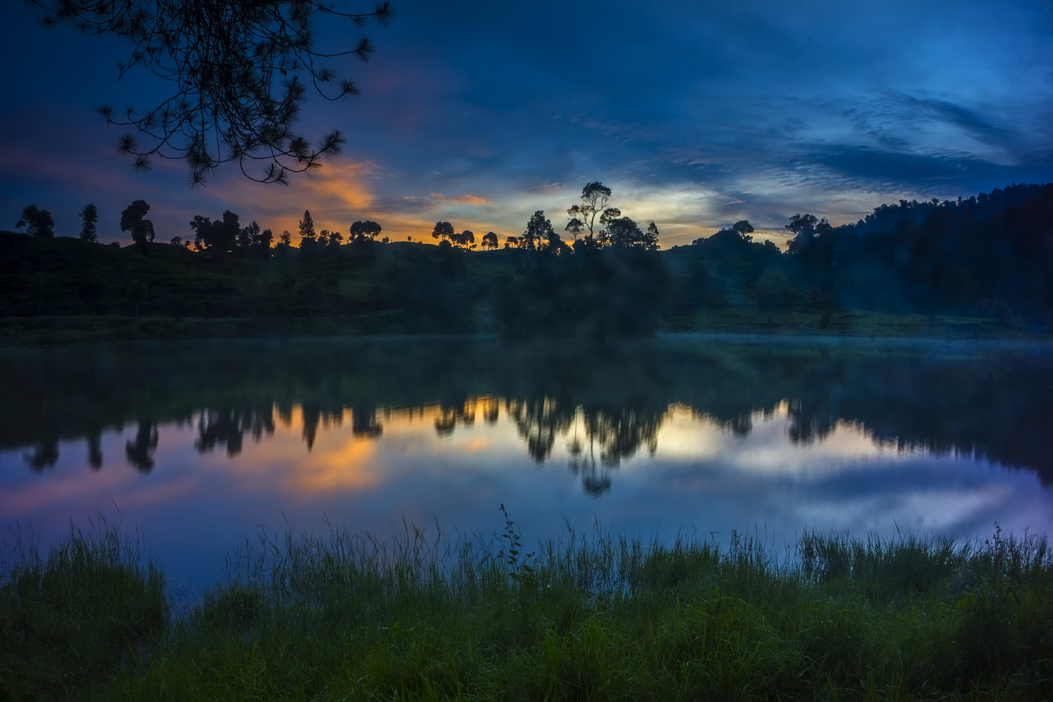 Sony Alpha NEX-7 + Sony E 16-50mm F3.5-5.6 PZ OSS sample photo. Misty morning photography