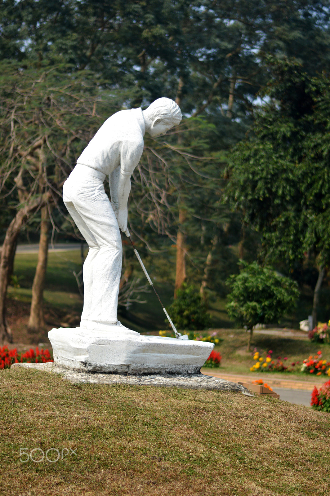 Nikon AF-S Nikkor 70-200mm F4G ED VR sample photo. Golfer statue photography