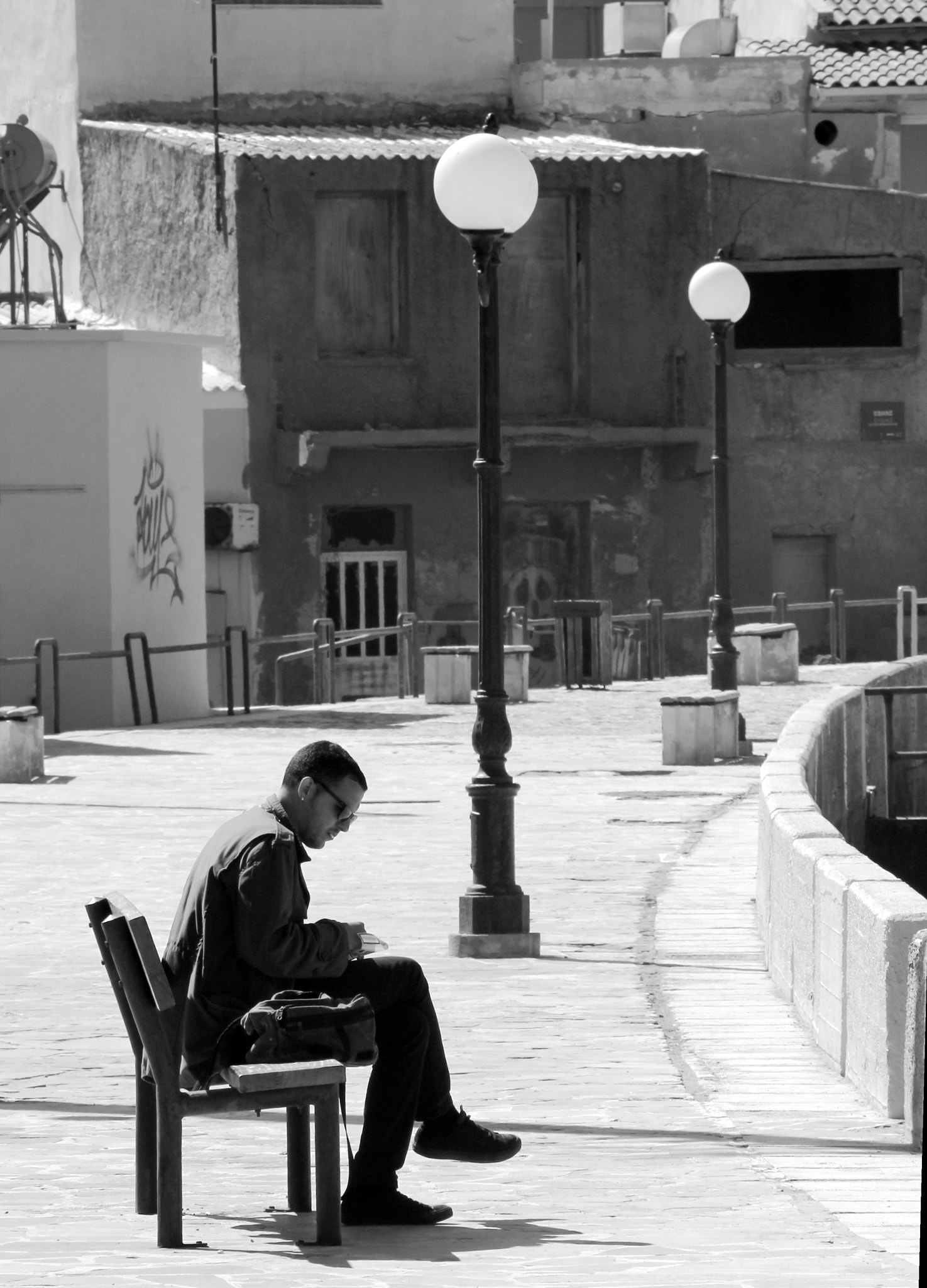 Canon EF-S 18-135mm F3.5-5.6 IS STM sample photo. Cigarette by the seafront photography