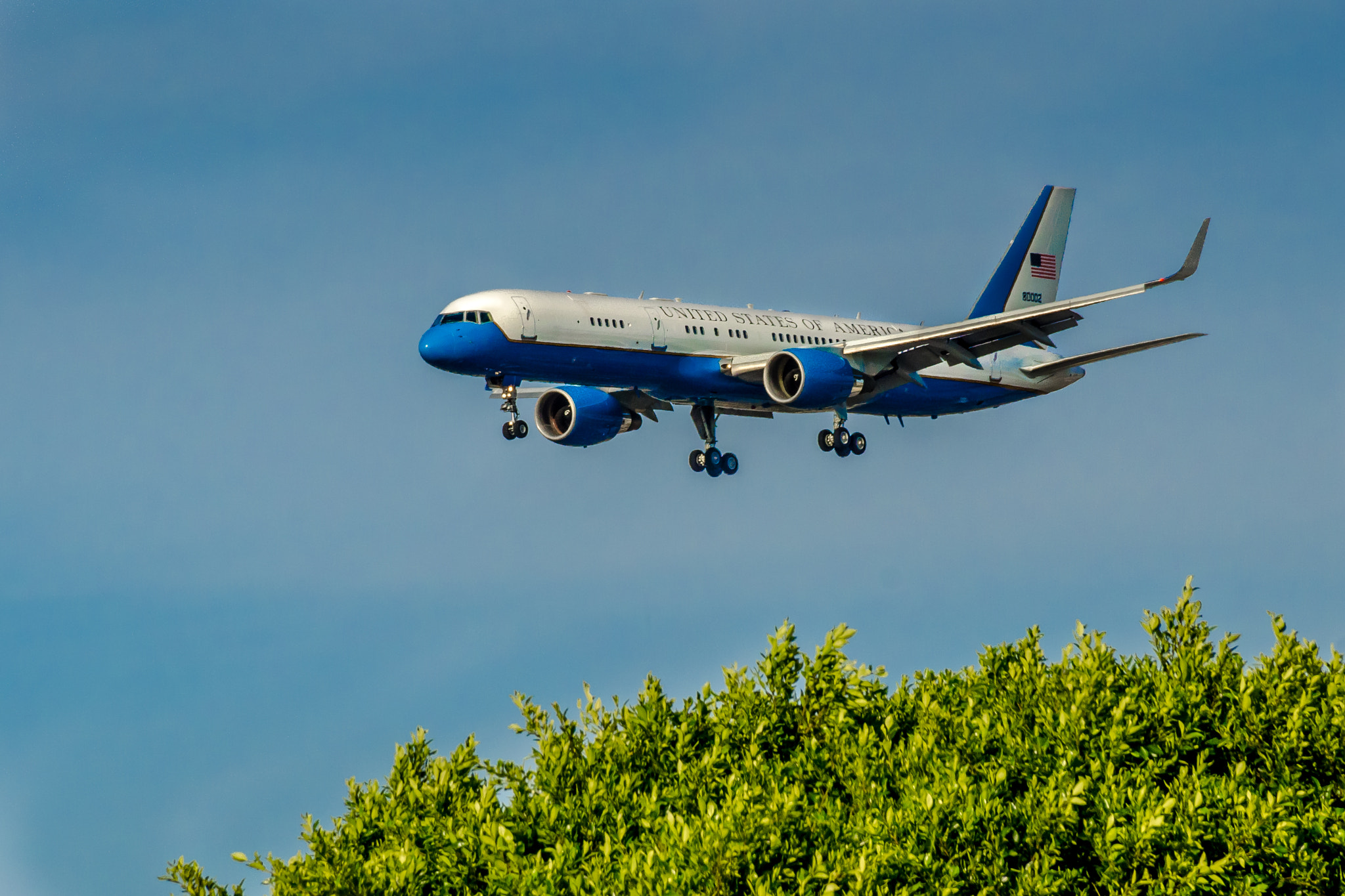 Nikon D7000 + AF Zoom-Nikkor 28-200mm f/3.5-5.6G IF-ED sample photo. Coming in for a landing photography