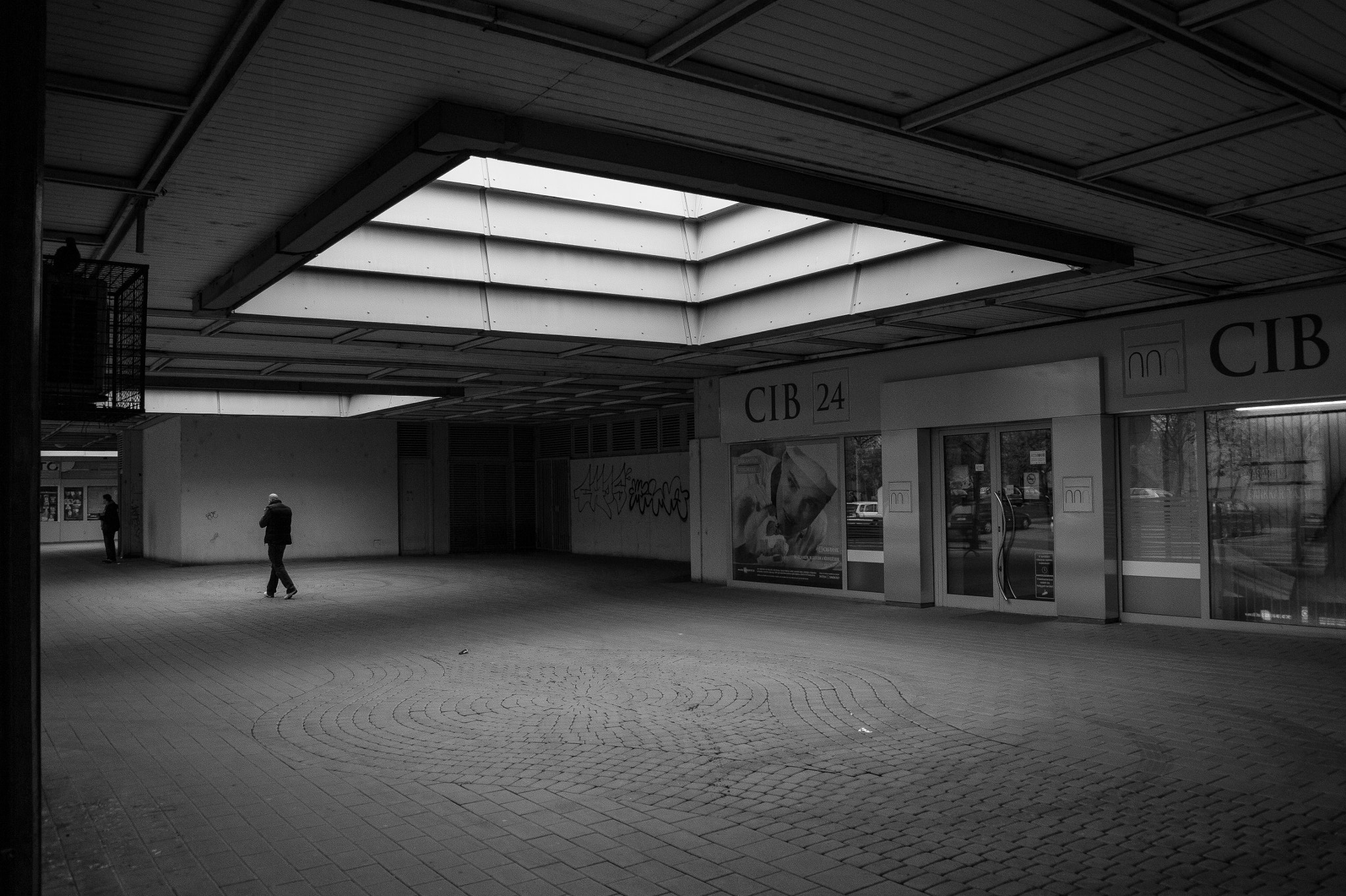 Samsung NX10 sample photo. On the streets of budapest photography