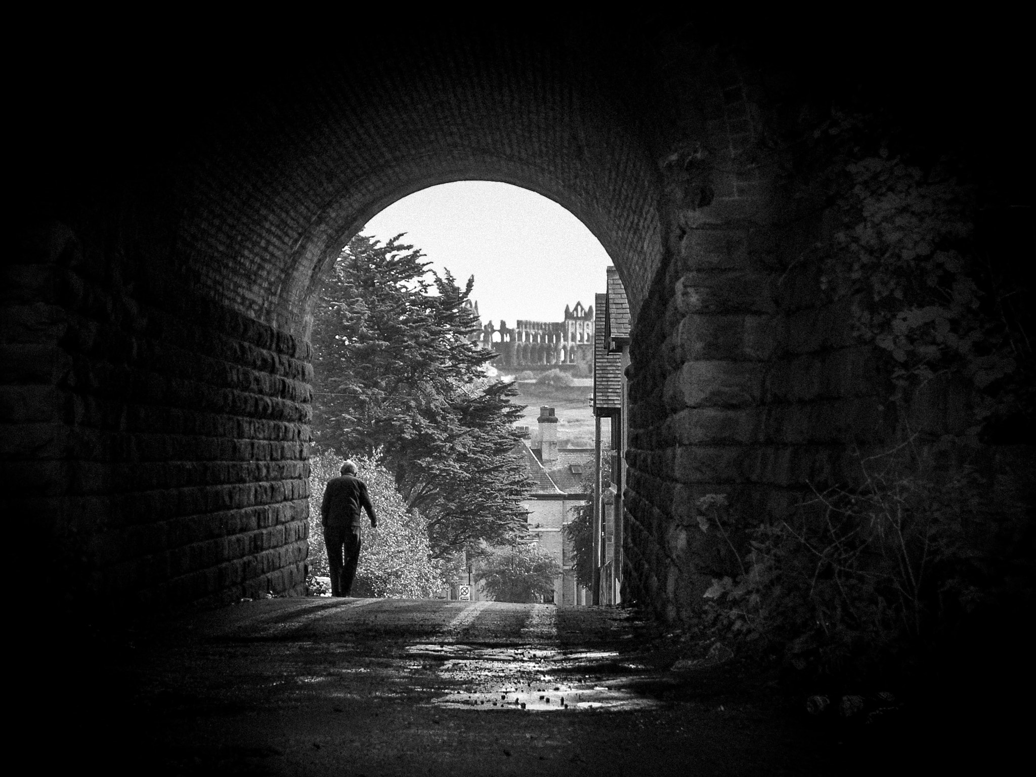 Olympus C5060WZ sample photo. Whitby uk street scene photography
