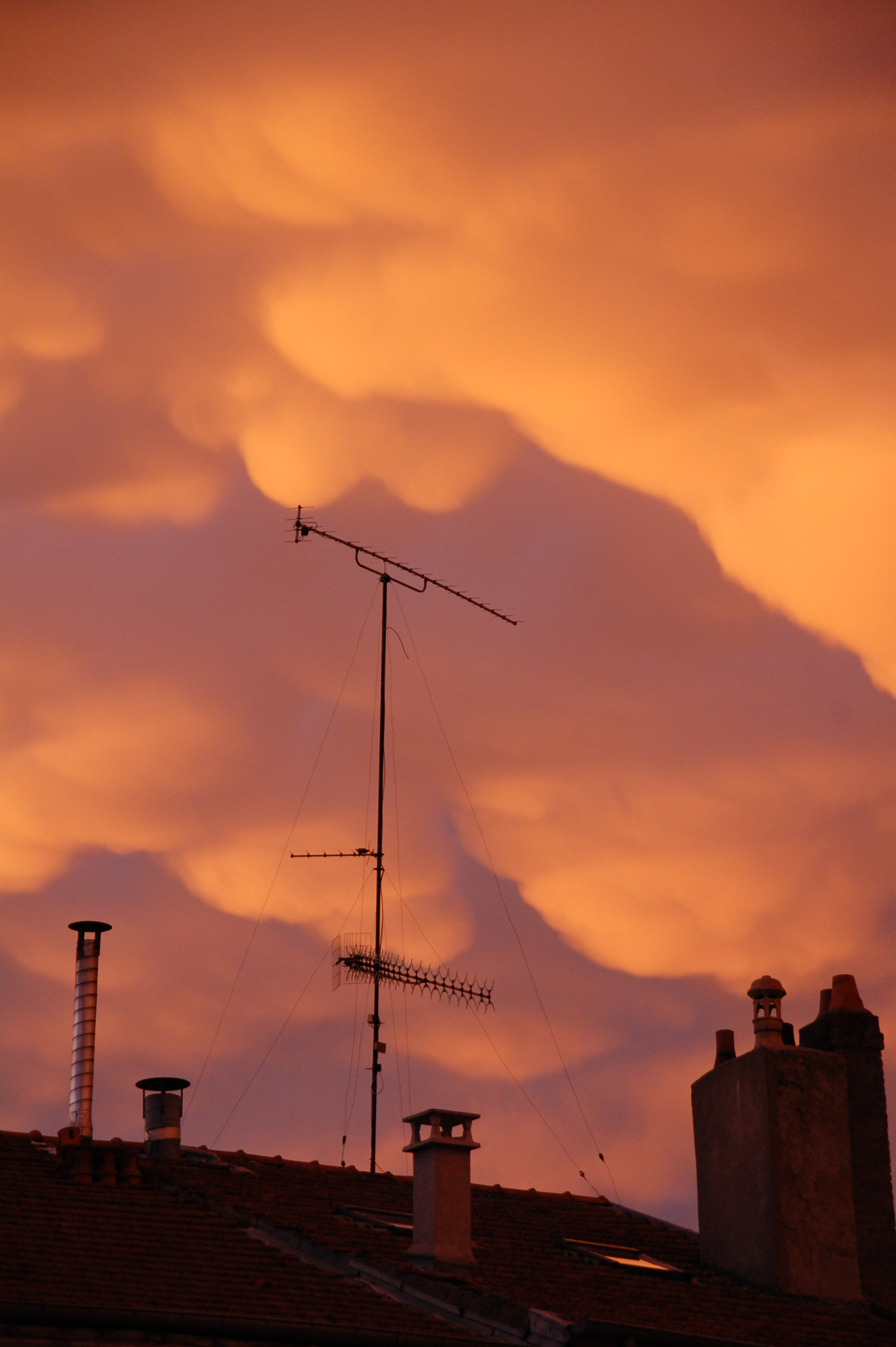Nikon D40 + Sigma 18-200mm F3.5-6.3 DC sample photo. Crazy sky photography
