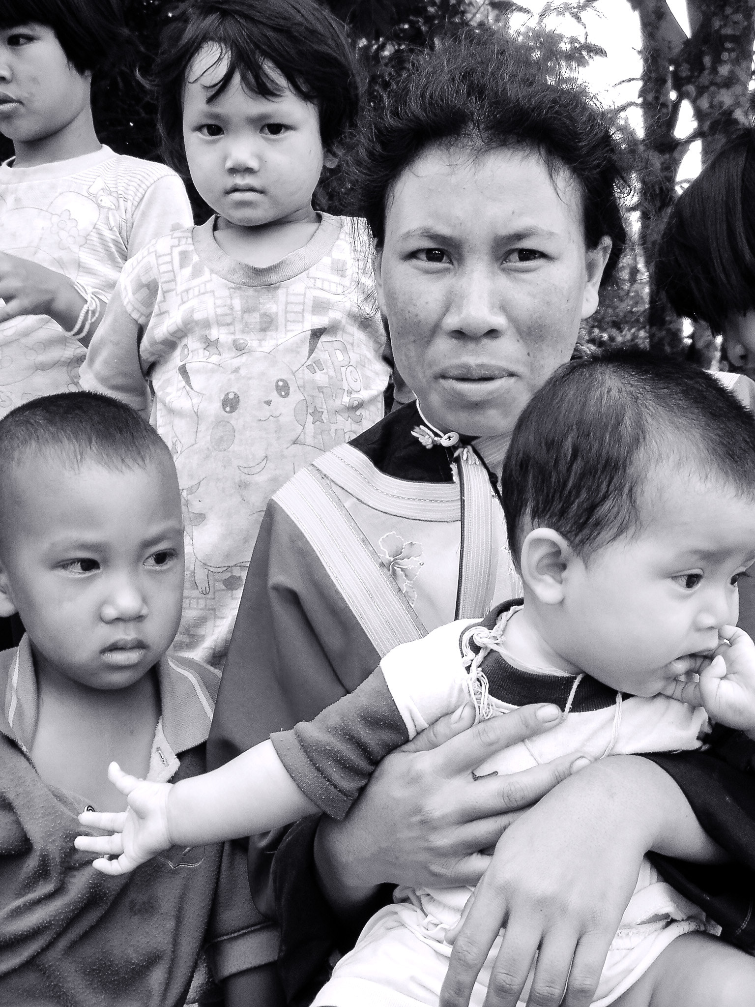 Sony DSC-T1 sample photo. Mujer con niños (tailandia) photography