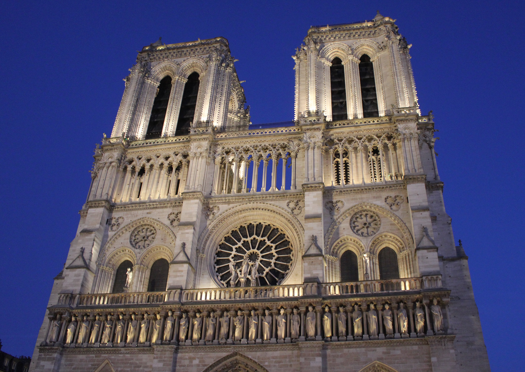 Canon EOS 550D (EOS Rebel T2i / EOS Kiss X4) + Canon EF-S 18-55mm F3.5-5.6 IS sample photo. Cathedrale notre dame de paris photography