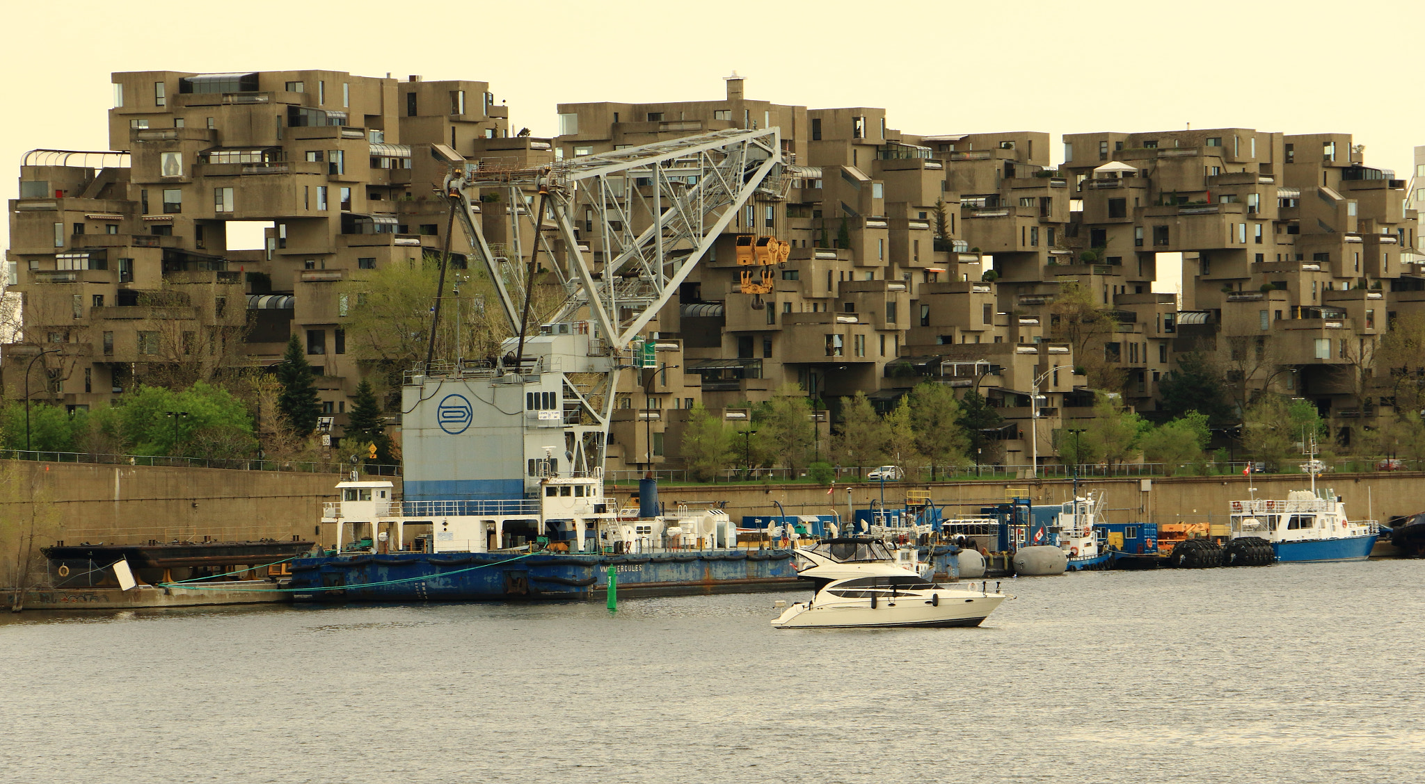 Canon EOS 7D Mark II + Canon EF-S 18-135mm F3.5-5.6 IS STM sample photo. Habitat 67 photography