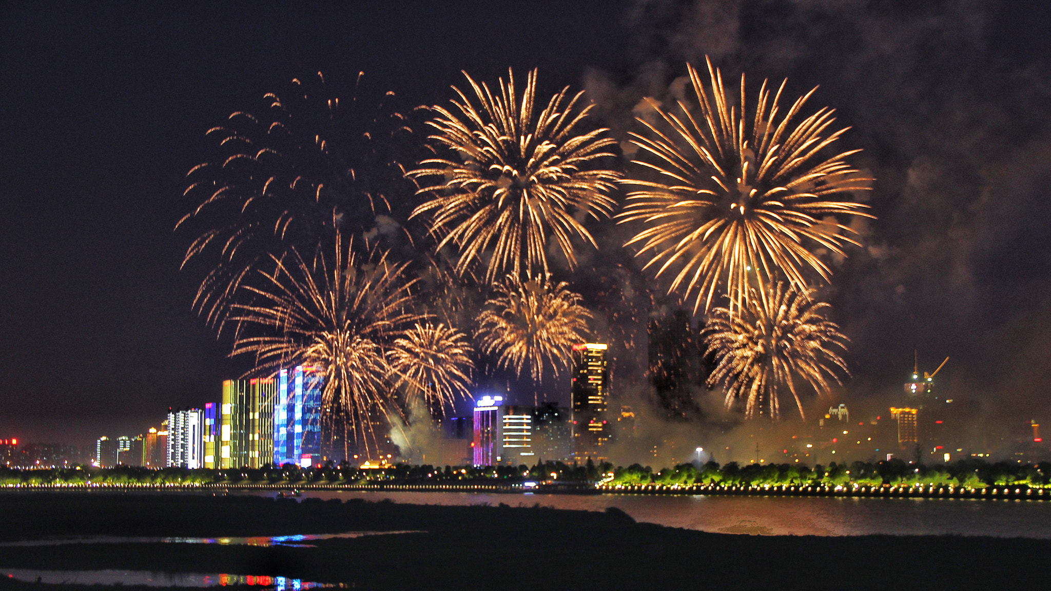Canon EF-S 18-135mm F3.5-5.6 IS sample photo. 烟花五月 photography