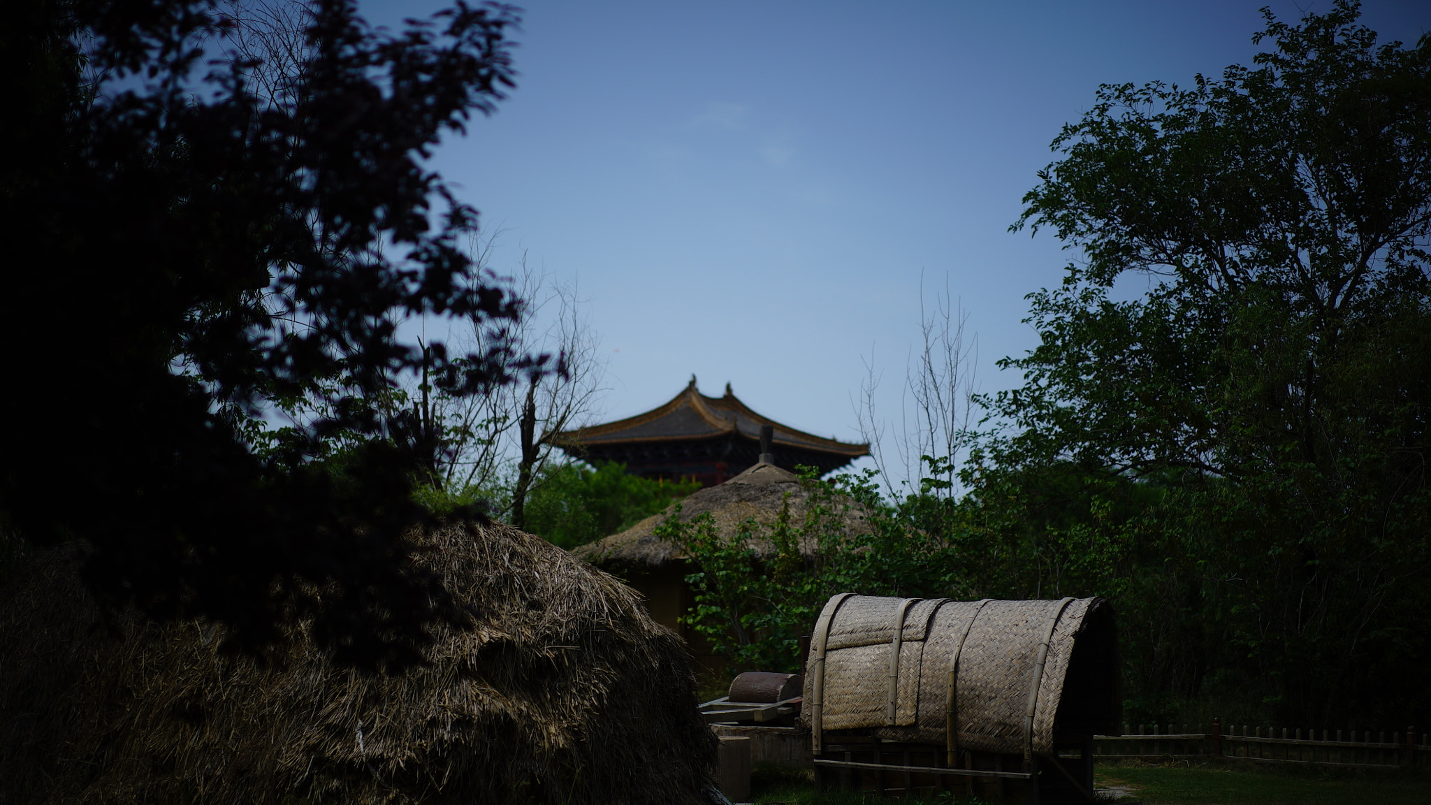 Sony a7S + Sony Sonnar T* FE 55mm F1.8 ZA sample photo. Chinese building photography