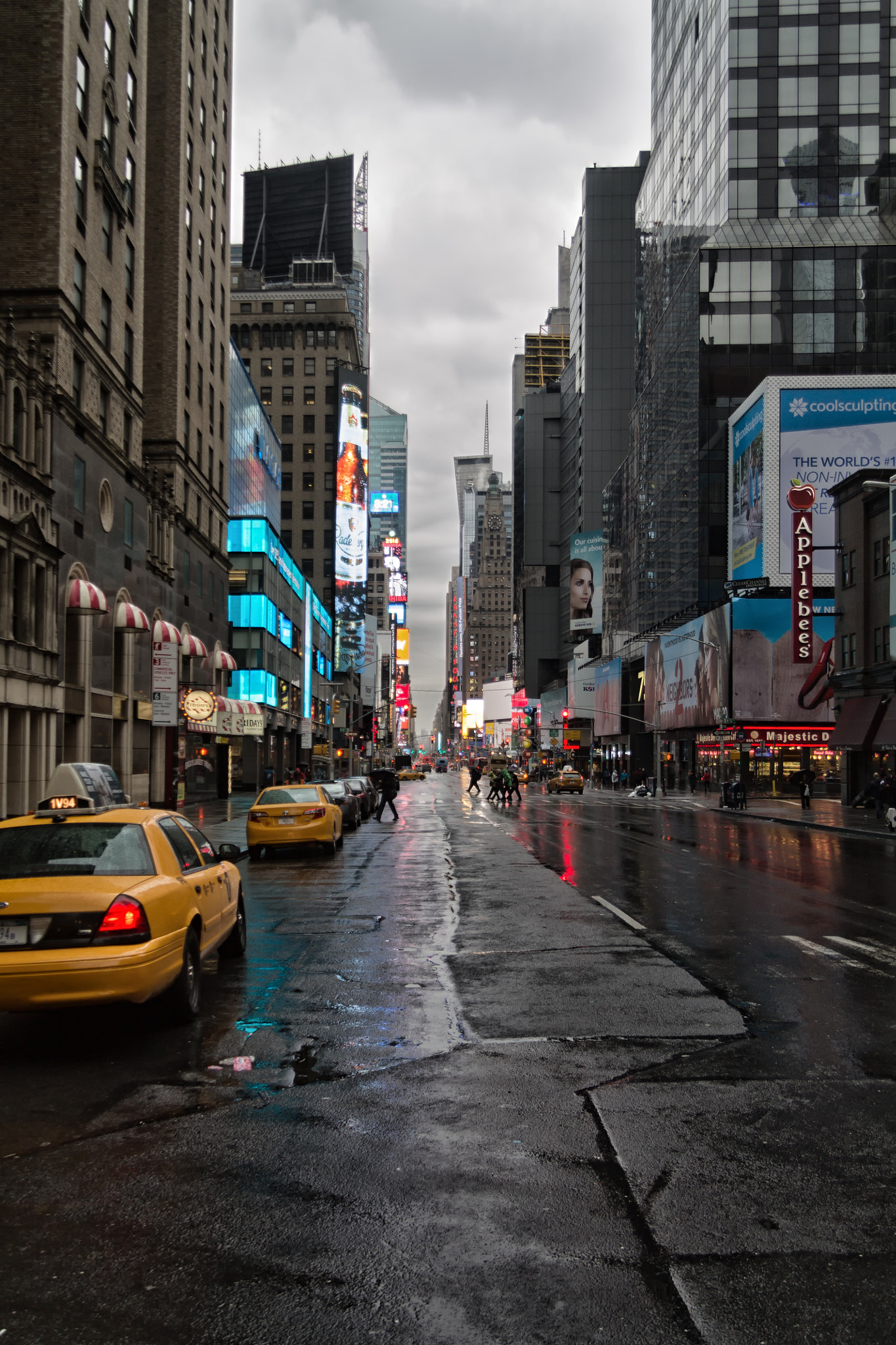 Canon EF-S 17-85mm F4-5.6 IS USM sample photo. Rainy city street photography