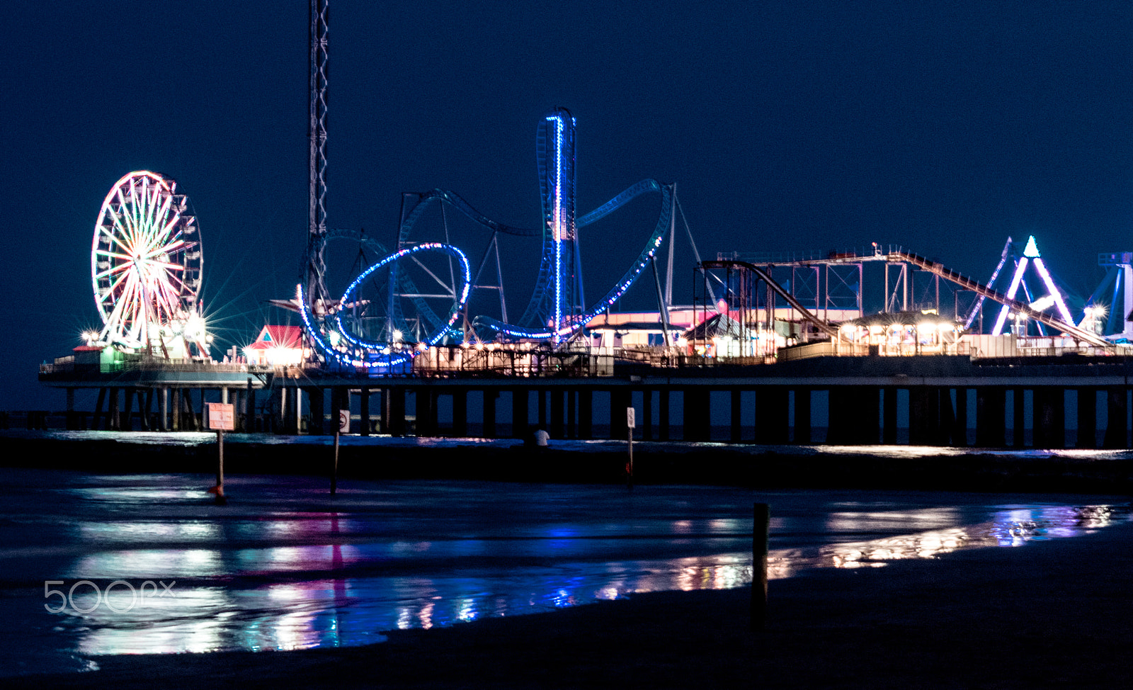Sigma 70-300mm F4-5.6 APO DG Macro sample photo. Pleasure pier photography
