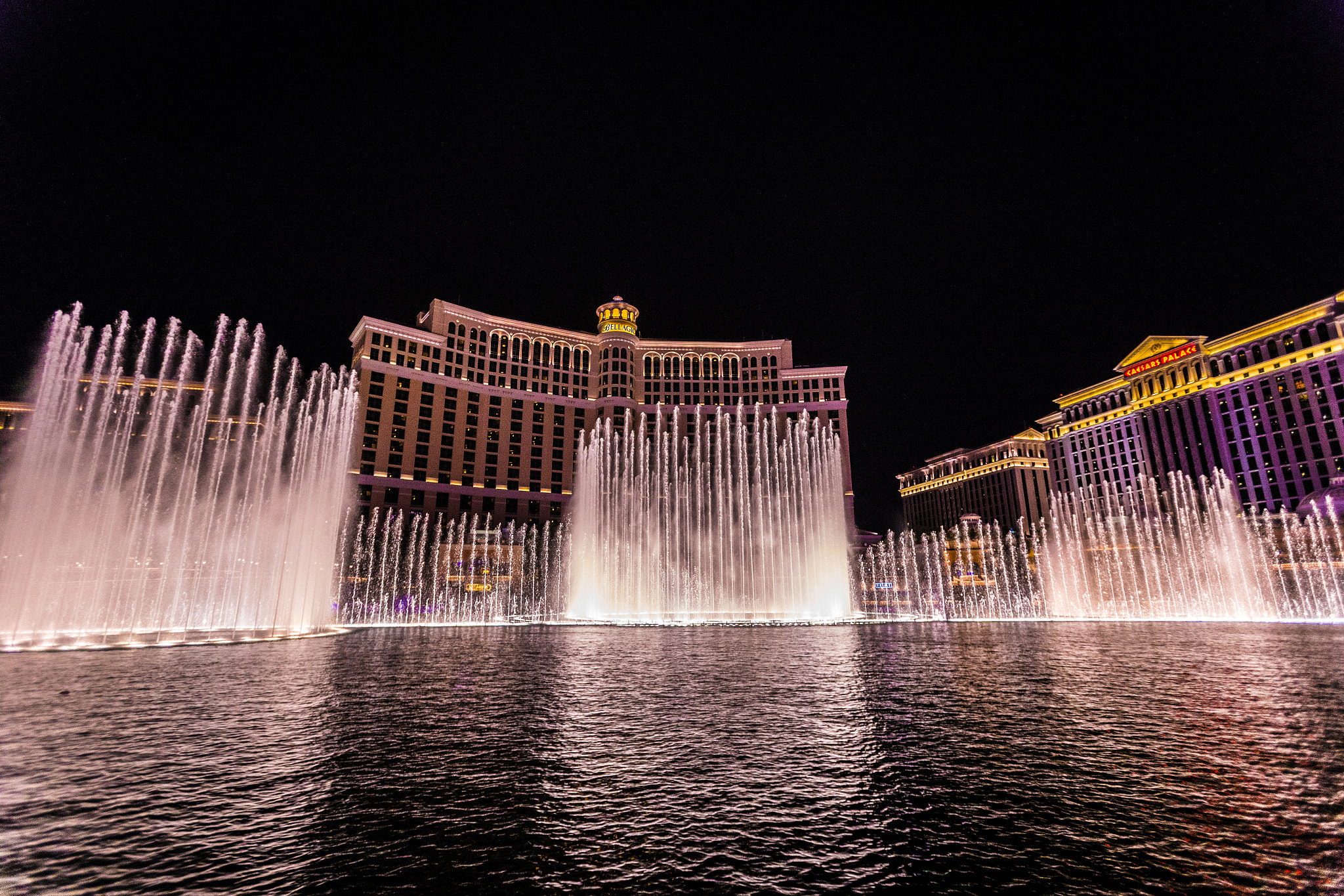 Canon EF 16-35mm F2.8L USM sample photo. Pinkish fountains of bellagio in las vegas photography