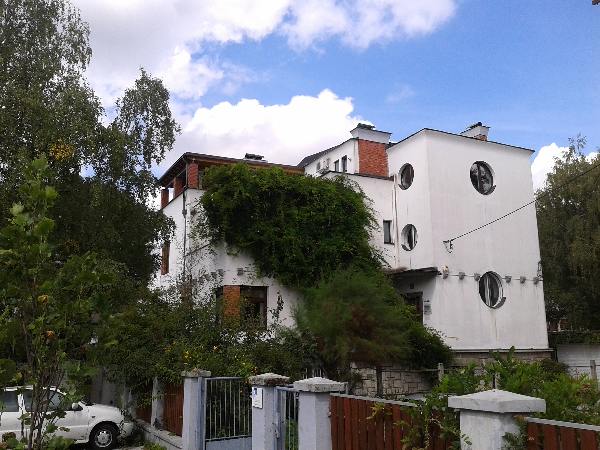Samsung GT-S5610 sample photo. Photo of some nice villa in ljubljana photography