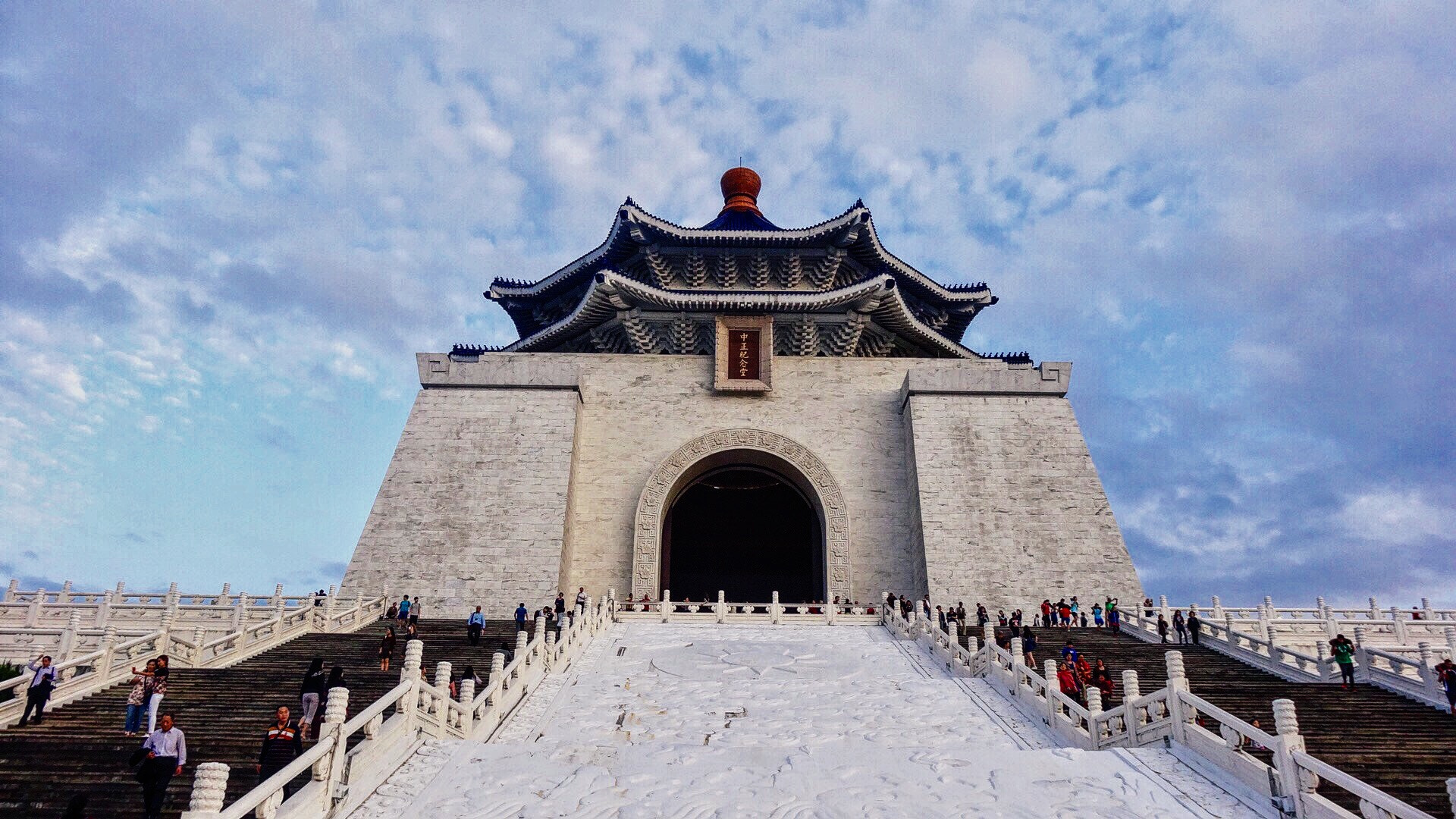 Sony DSC-HX30 sample photo. Chiang kai-shek memorial hall photography