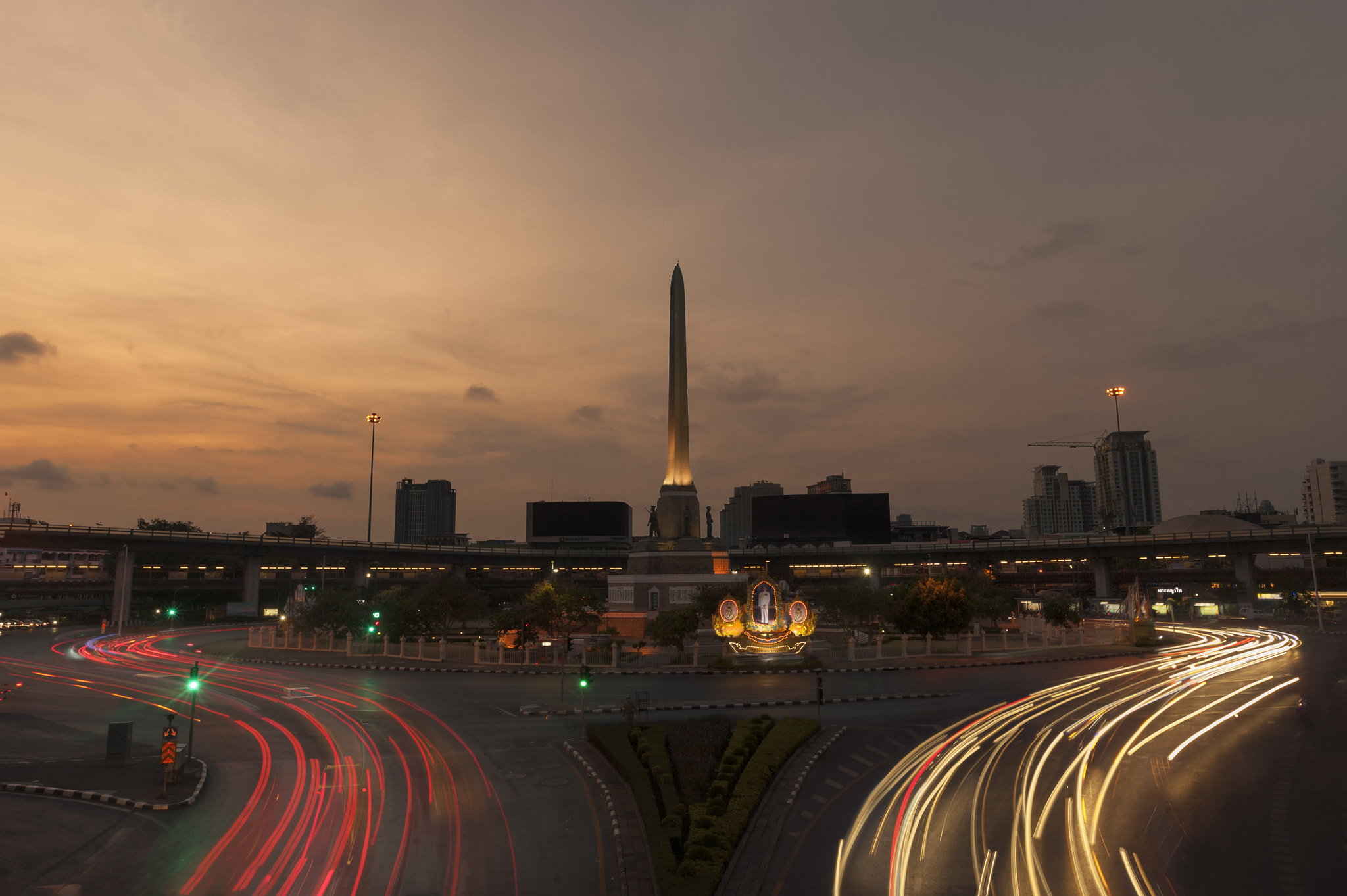 Nikon AF-S Nikkor 18-35mm F3.5-4.5G ED sample photo. Sunrise at victory monument photography